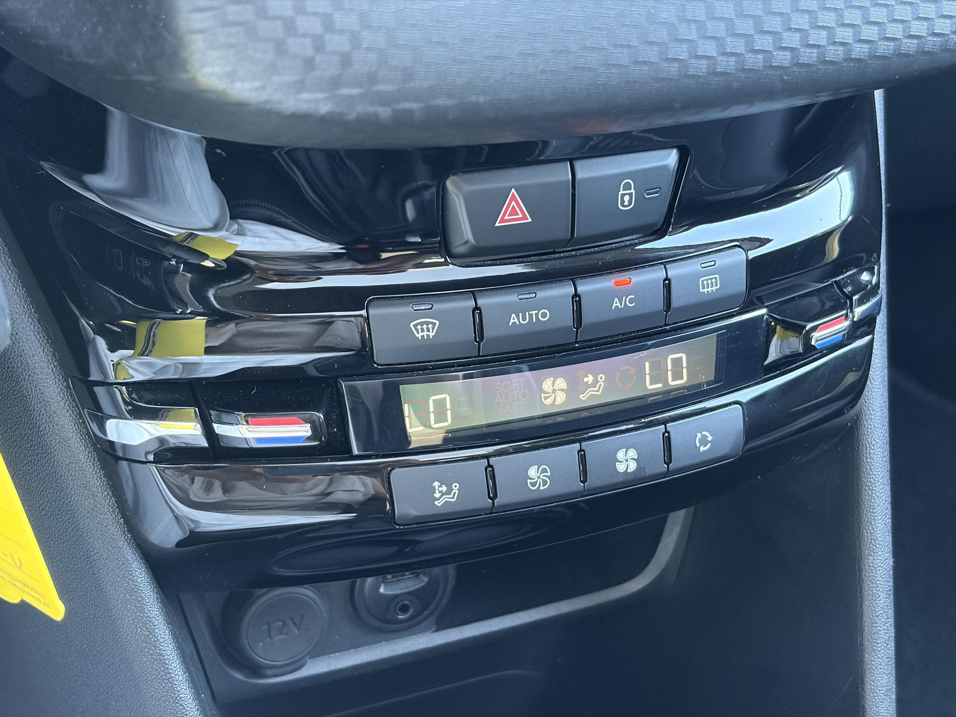 Peugeot 2008 1.2 PureTech Allure D-riem vv in 02-2026 l Pano l Carplay l Camera l Halfleder l 110pk l Dealer Onderhouden l 2e Eigenaar l Navi l Clima l Cruise l Pdc l Lm velgen l Apk tot 02-2027