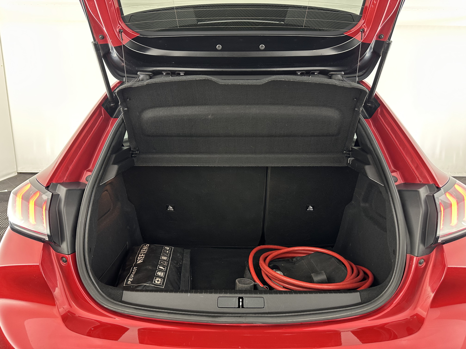 Peugeot e-208 EV GT Pack 50 kWh [ 3-Fase-11kW ] {SOH-88%] (INCL-BTW) *HEATPUMP | FULL-LED | DIGI-COCKPIT | BLINDSPOT | CAMERA | LEATHER-ALCANTARA | AMBIENTLIGHT | NAVI-FULLMAP | LANE-ASSIST | KEYLESS | DAB | CCS-FASTLOADER | HEATED-SPORTSEATS | PRIV