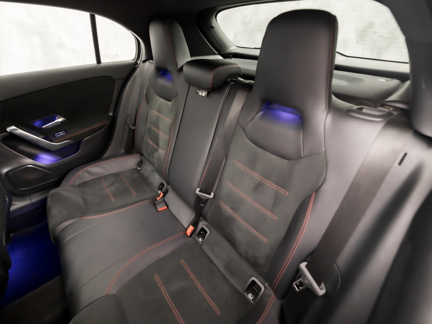 Mercedes-Benz A-Klasse 200 AMG Sport 163Pk Automaat (PANORAMADAK, GROOT NAVI, SFEERVERLICHTING, CAMERA, STOELVERWARMING, SPORTSTOELEN, GETINT GLAS, LEDER/ALCANTARA, NIEUWSTAAT)