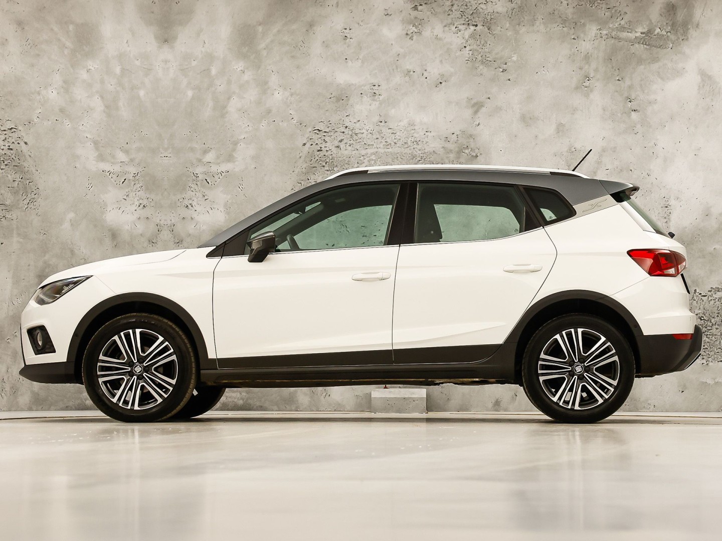 SEAT Arona 1.0 TSI Sport (APPLE CARPLAY, GROOT NAVI, CLIMATE, ZWART HEMEL, SPORTSTOELEN, PARKEERSENSOREN, ELEK PAKKET, CRUISE, NIEUWSTAAT)
