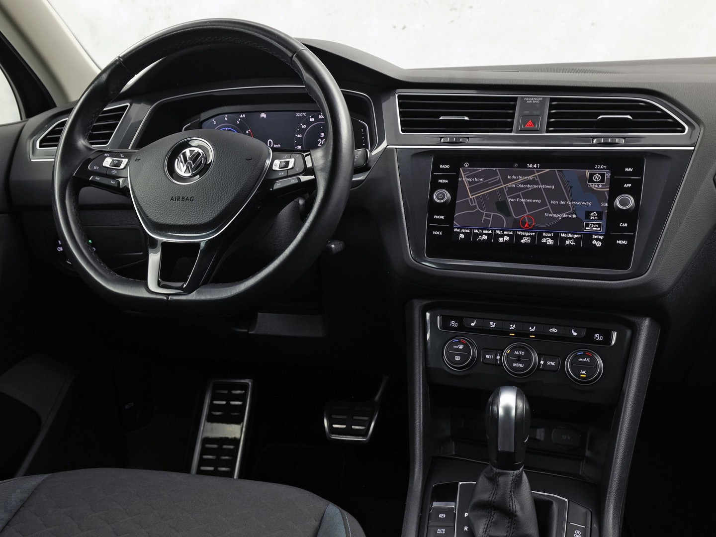 Volkswagen Tiguan 1.5 TSI ACT Highline 150Pk Automaat (VIRTUAL COCKPIT, APPLE CARPLAY, GROOT NAVI, CAMERA, STOELVERWARMING, SPORTSTOELEN, GETINT GLAS, ADAPTIVE CRUISE, NIEUWSTAAT)