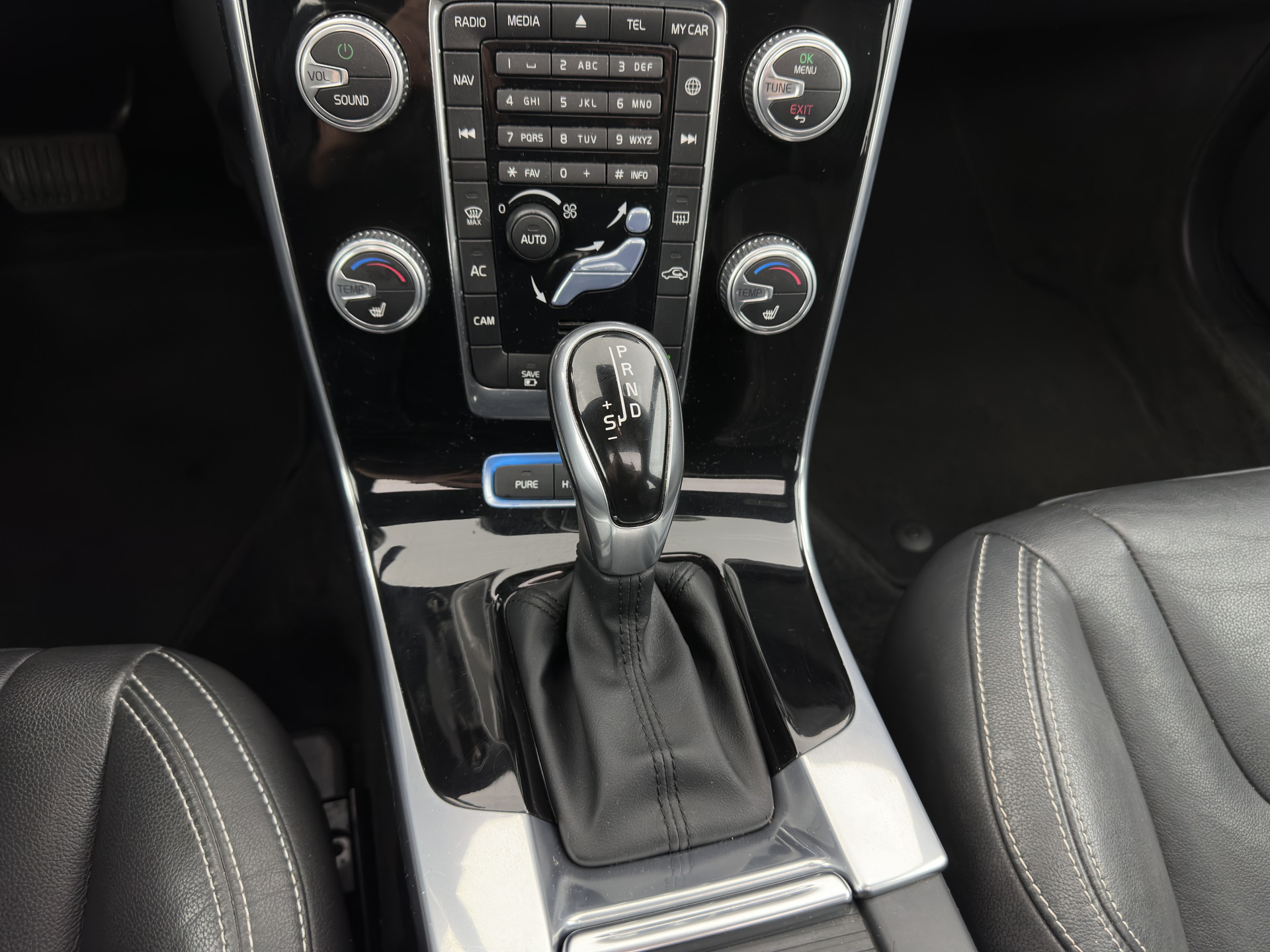 Volvo V60 2.4 D5 Twin Engine Special Edition Aut. *PANO | LEATHER | BI-XENON | BLINDSPOT | MEMORY-PACK | NAVI-FULLMAP | HEATED-SPORTSEATS | CAMERA | PERFORMANCE-AUDIO | TOWBAR | 18''ALU*