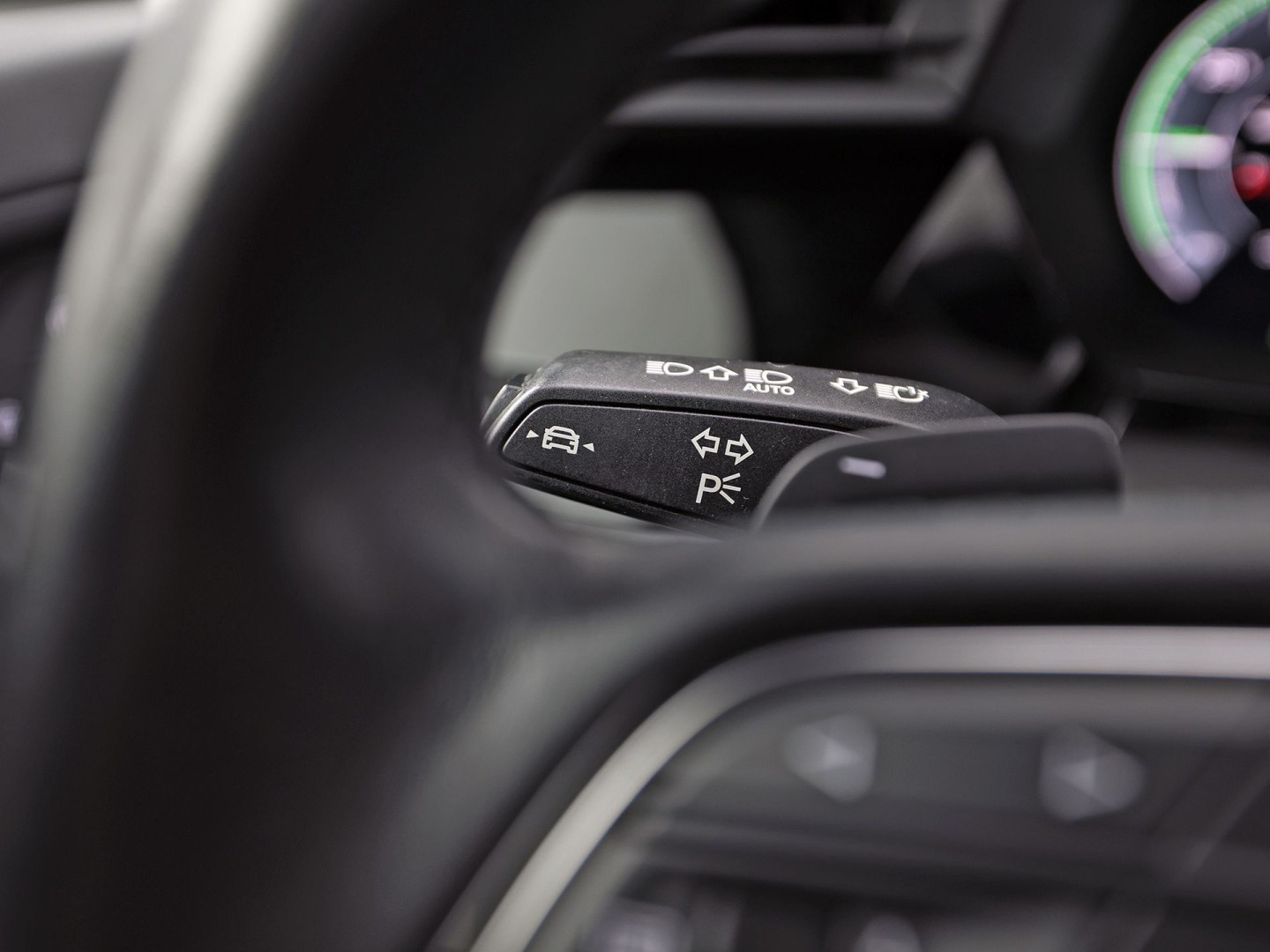 Audi A3 Sportback 40 TFSI e Sport 204Pk Automaat (APPLE CARPLAY, GROOT NAVI, LEDER, STOELVERWARMING, SPORTSTOELEN, ADAPTIVE CRUISE, GETINT GLAS, NIEUWSTAAT)