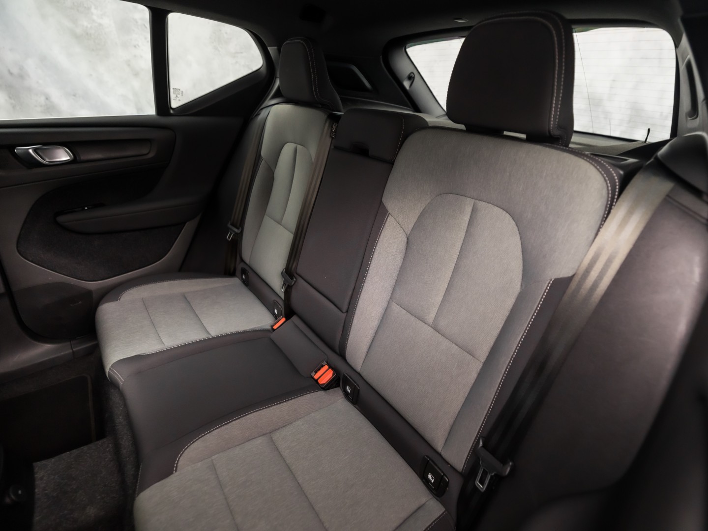 Volvo XC40 1.5 T5 Recharge Sport 262Pk Automaat (BLACK PACK, APPLE CARPLAY, GROOT NAVI, ZWART HEMEL, STUUR/STOELVERWARMING, SPORTSTOELEN, GETINT GLAS, LANE ASSIST, NIEUWE APK, NIEUWSTAAT)