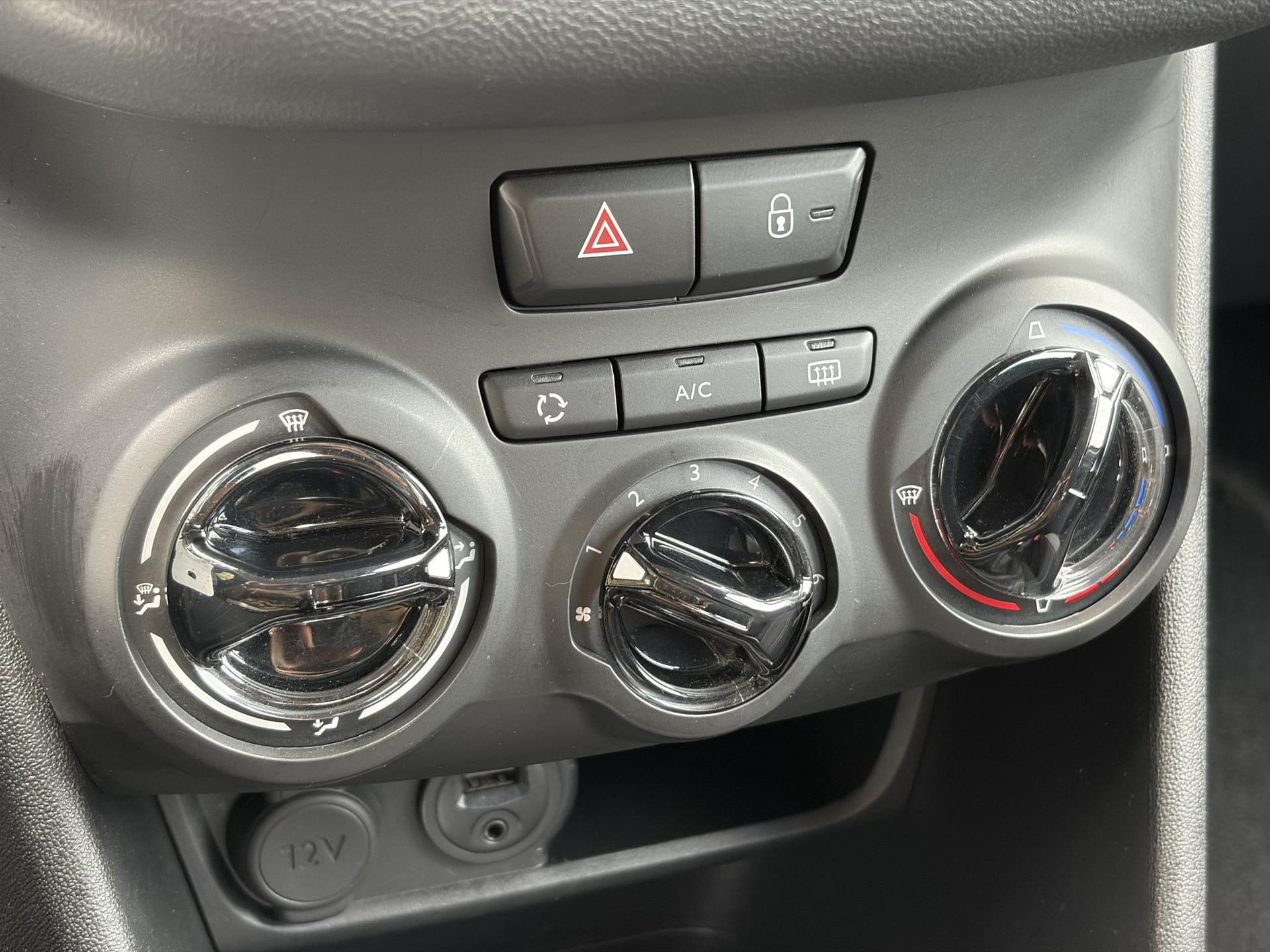 Peugeot 208 1.2 PureTech Blue Lion ✓D-riem vv in 2025✓1e Eigenaar✓Navi✓Carplay✓Trekhaak✓Recent beurt gehad✓Airco✓Cruise✓5 Deurs✓Pdc✓N.A.P✓Apk tot 03-2027
