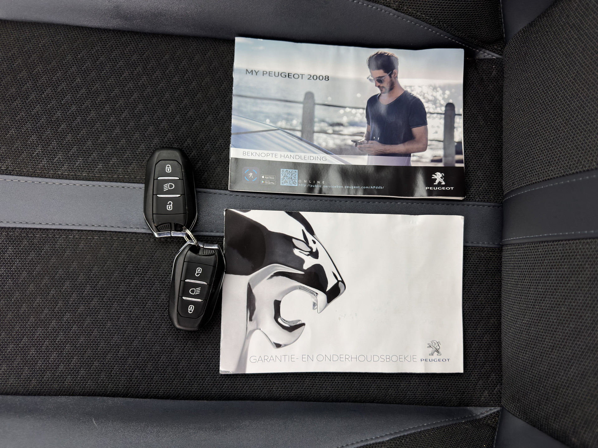 Peugeot e-2008 EV Allure 50 kWh [ 3-Fase ] {SOH-84%} (INCL-BTW) *PANO | LEATHER-FABRIC | FULL-LED | SPORT-SEATS | DIGI-COCKPIT | CAMERA | KEYLESS | PRIVACY-GLASS | DAB+ | NAVI-FULLMAP | ECC | CARPLAY | LANE-ASSIST | PDC | CRUISE | 17''ALU*