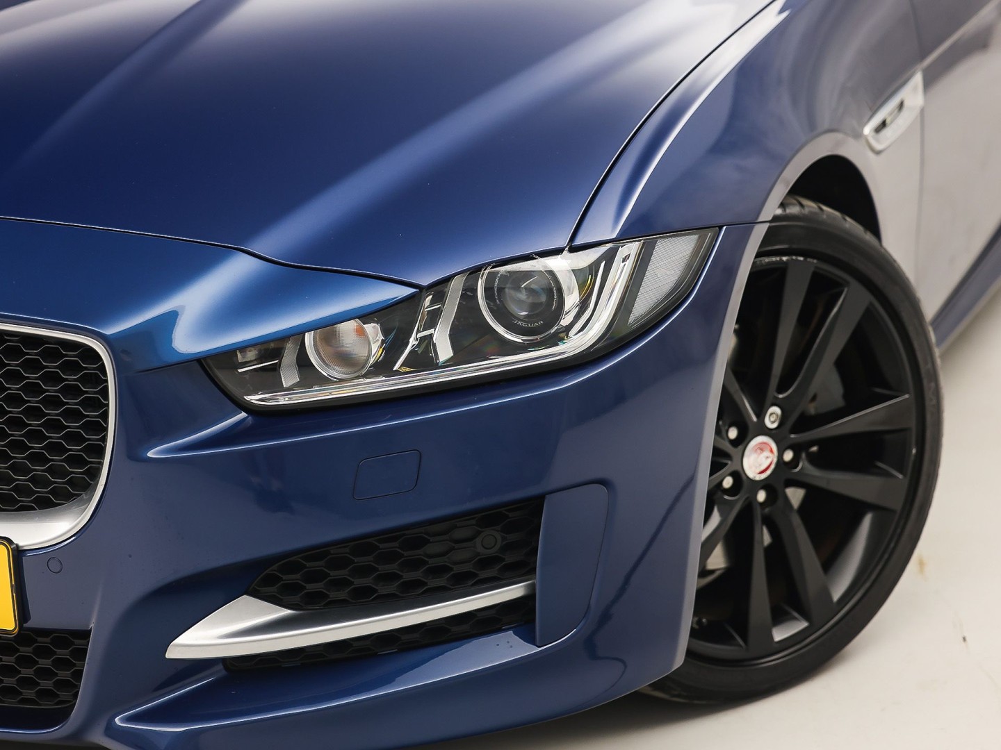 Jaguar XE 2.0 Portfolio 241Pk Automaat (NAVIGATIE, MERIDIAN AUDIO, LEDER, ELEK SPORTSTOELEN, LANE ASSIST, STUURWIEL VERWARMD, ZWART HEMEL, NIEUWSTAAT)