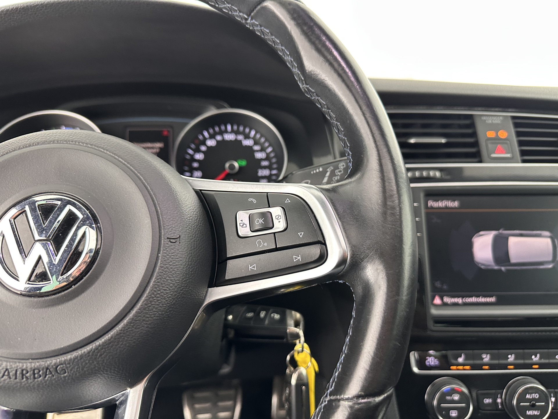 Volkswagen Golf 1.4 TSI GTE Executive-Plus-Pack Aut. *PANO | FULL-LED | LEATHER | LANE-ASSIST | BLIND-SPOT | ADAPTIVE-CRUISE | CAMERA | DAB | NAVI-FULLMAP | ECC | SHIFT-PADDLES | PDC | HEATED-SPORTSEATS | PRIVACY-GLASS | 18"ALU*