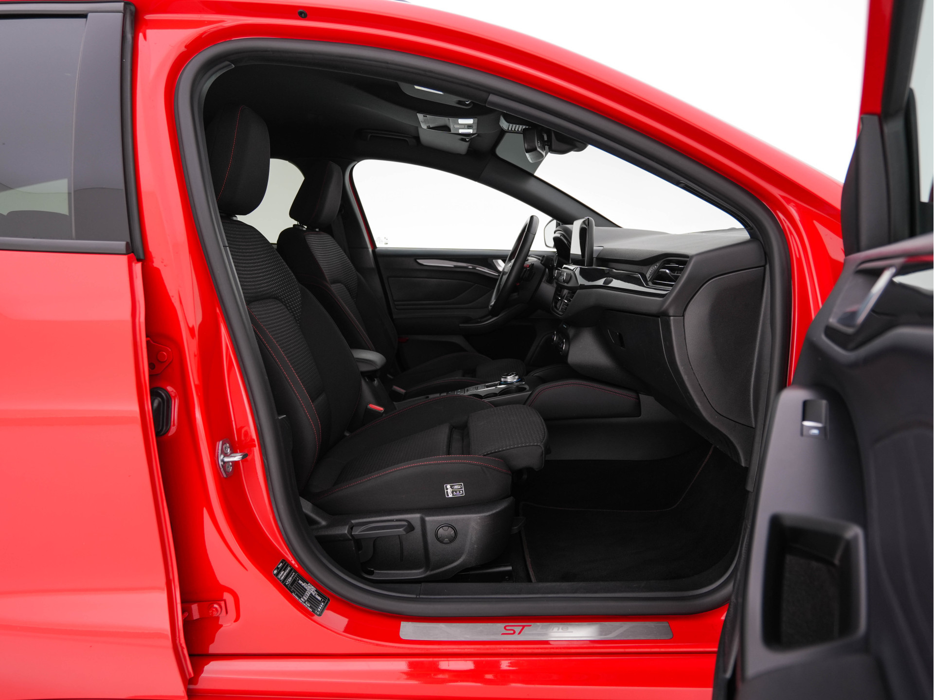 Ford Focus Wagon 2.0 ST-Line-X Business EcoBlue (INCL-BTW) Aut. *ADAPTIVE-CRUISE | DIGI-COCKPIT | KEYLESS | CAMERA | NAVI-FULLMAP | HEATED-SPORTSEATS | DAB+ | SHIFT-PADDLES | ECC | PDC | TOWBAR | 18''ALU*