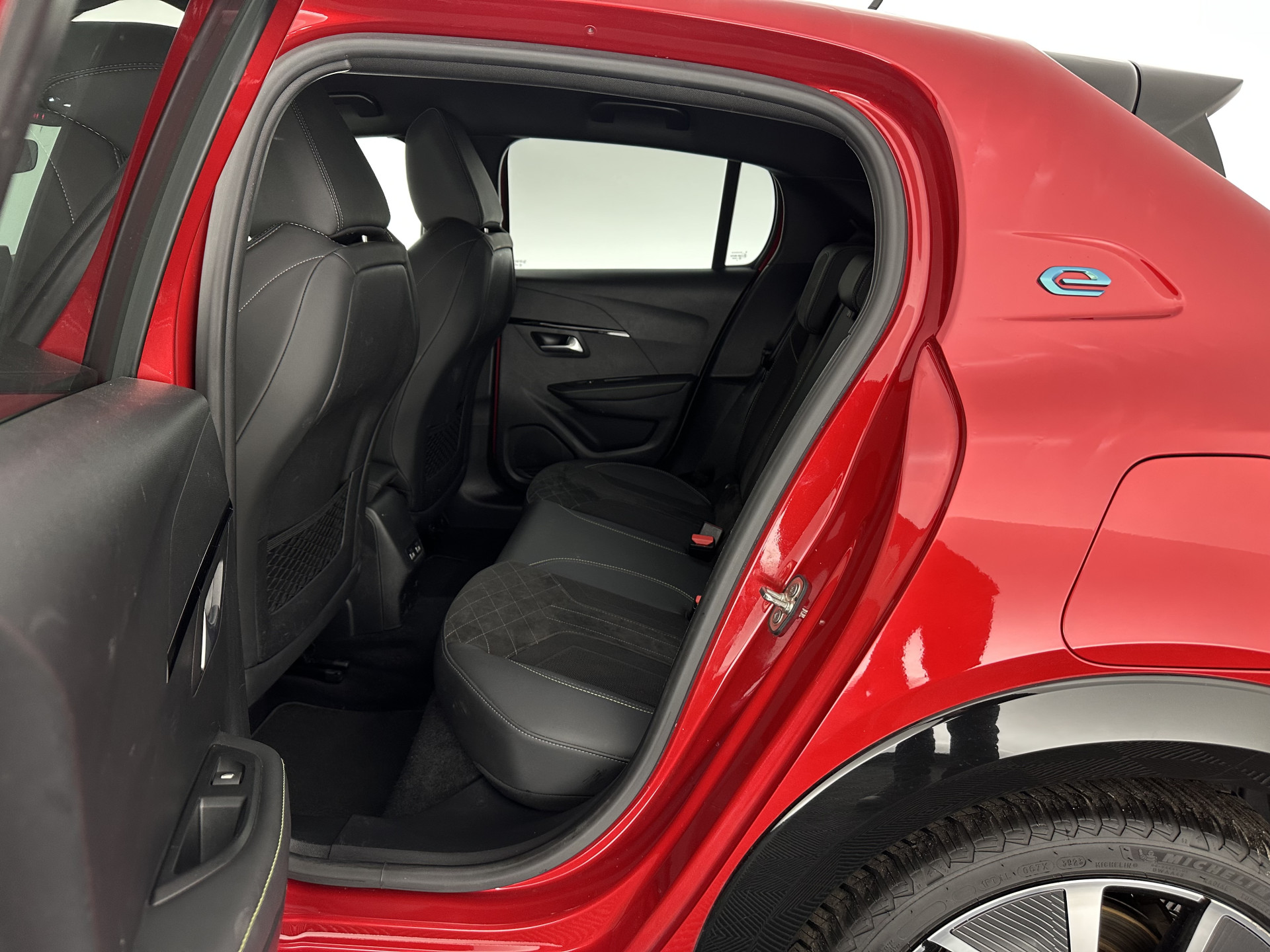 Peugeot e-208 EV GT Pack 50 kWh [ 3-Fase-11kW ] {SOH-88%] (INCL-BTW) *HEATPUMP | FULL-LED | DIGI-COCKPIT | BLINDSPOT | CAMERA | LEATHER-ALCANTARA | AMBIENTLIGHT | NAVI-FULLMAP | LANE-ASSIST | KEYLESS | DAB | CCS-FASTLOADER | HEATED-SPORTSEATS | PRIV