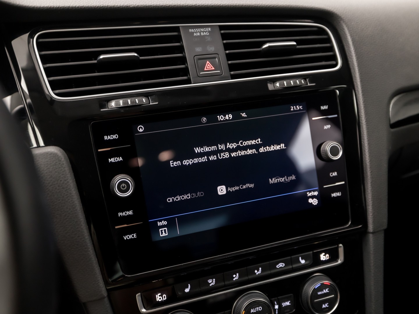 Volkswagen Golf 1.5 TSI 131PK Sportline (APPLE CARPLAY, GROOT NAVI, 4 CILINDER, CLIMATE, LED KOPLAMPEN, STOELVERWARMING, SPORTSTOELEN, GETINT GLAS, LM VELGEN, ADAPTIVE CRUISE, PARKEERSENSOREN, NIEUWSTAAT)