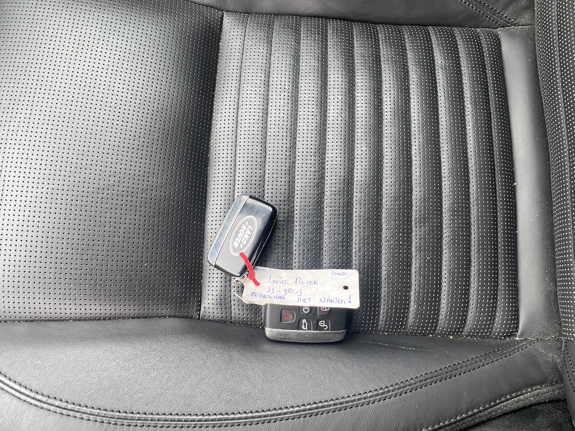 Land Rover Discovery Sport 2.0 TD4 HSE Luxury AWD [⚠️] *NAVI-FULLMAP | BI-XENON | LEATHER | MERIDIAN-SURROUND | CAMERA | ECC | PDC | CRUISE | LANE-ASSIST | MEMORY-PACK | PRIVACY-GLASS | TOWBAR | HEATED-COMFORTSEATS | LANE-ASSIST | 19"ALU*