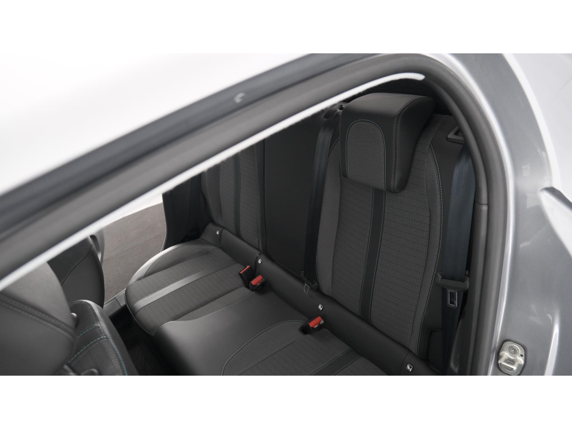 Peugeot 208 PureTech 100 EAT8 Allure | Parkeersensoren | Stoelverwarming | Apple Carplay | Climate Control