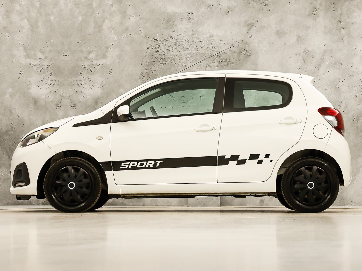 Peugeot 108 1.0 e-VTi Sport (AIRCO, BLUETOOTH, SPORTSTOELEN, ELEK RAMEN, MULTIFUNCTIONEEL STUURWIEL, NIEUWSTAAT)