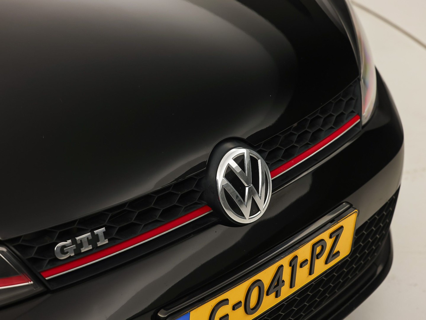 Volkswagen Golf 2.0 TSI GTI 220Pk Automaat (NAVIGATIE, CLIMATE, LEDER, STOELVERWARMING, SPORTSTOELEN, GETINT GLAS, XENON, NIEUWSTAAT)
