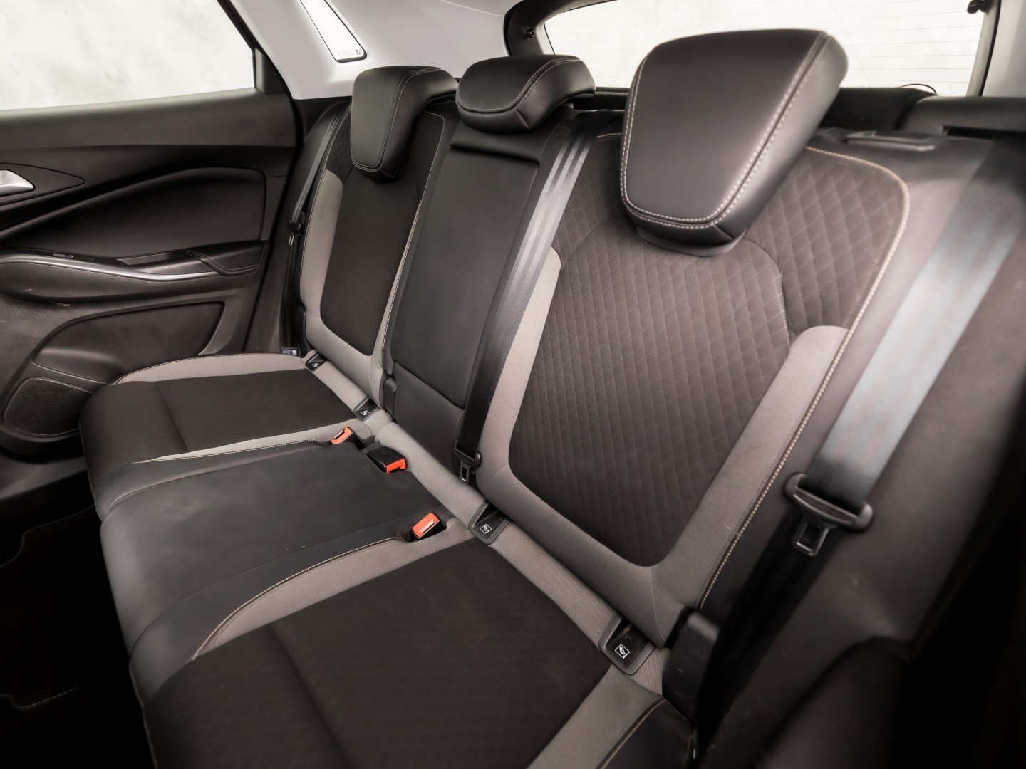 Opel Grandland X 1.2 Innovation Turbo Sport (APPLE CARPLAY, GROOT NAVI, CLIMATE, LEDER, CAMERA, SPORTSTOELEN, GETINT GLAS, CRUISE, NIEUWSTAAT)