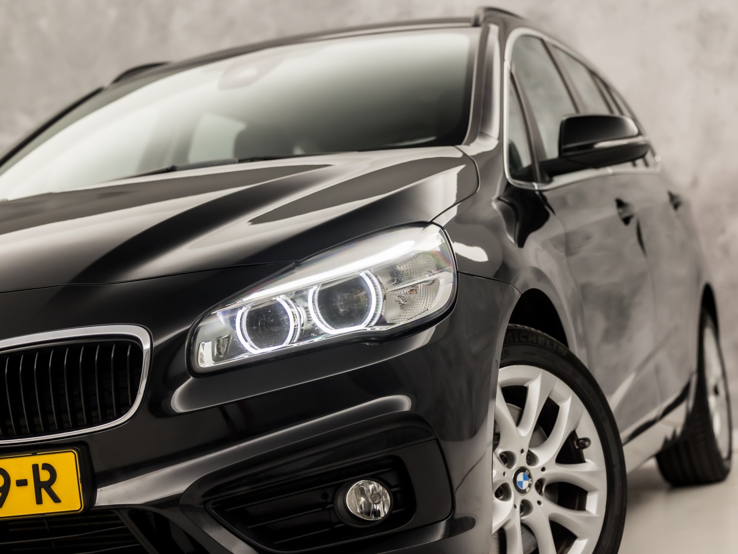BMW 2 Serie 220i High Executive 7 Persoons 192Pk Automaat (NAVIGATIE, 4 CILINDER, 1e EIGENAAR, CLIMATE, GETINT GLAS, PARKEERSENSOREN, SPORTSTOELEN, CRUISE, NIEUWE APK, NIEUWSTAAT)