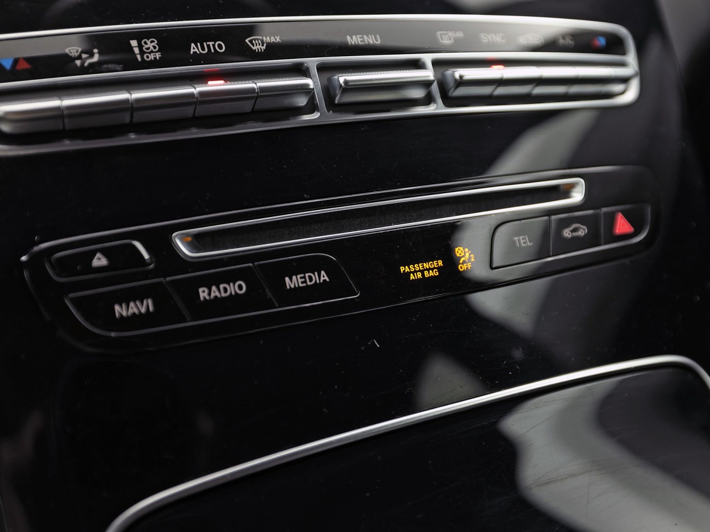 Mercedes-Benz C-Klasse 180 AMG Sport Automaat (GROOT NAVI, LEDER, STOELVERWARMING, GETINT GLAS, SPORTSTOELEN, CRUISE, NIEUWE APK, NIEUWSTAAT)