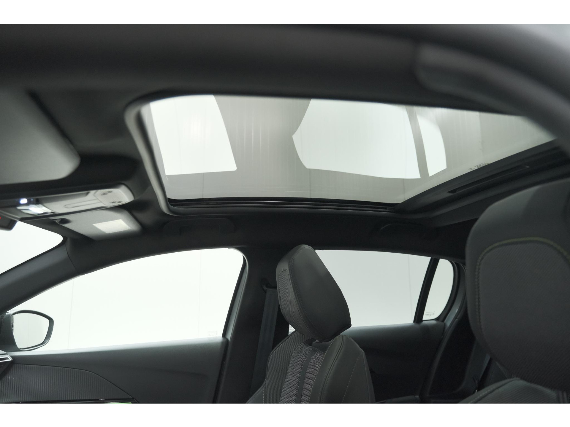 Peugeot 208 PureTech 130 EAT8 GT | Glazen Panoramadak | Camera | Navigatie