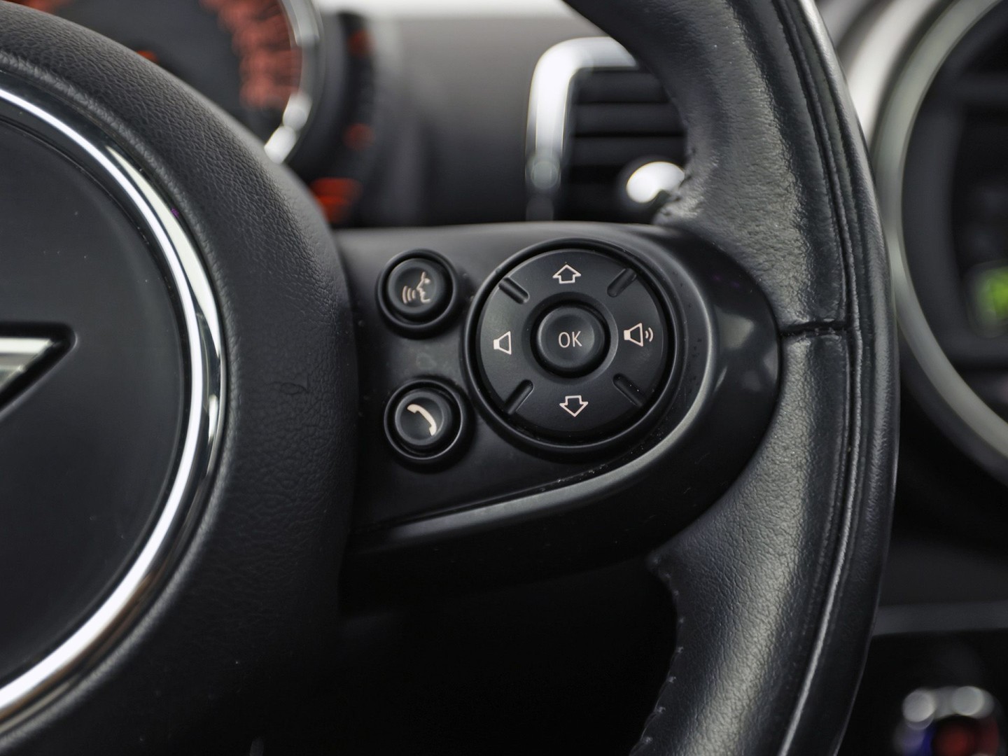 MINI Clubman 1.5 Chili Black Sport Automaat (PANORAMADAK, NAVIGATIE, LEDEREN SPORTSTOELEN, STOELVERWARMING, CRUISE, CLIMATE, ZWART HEMEL, NIEUWE APK)