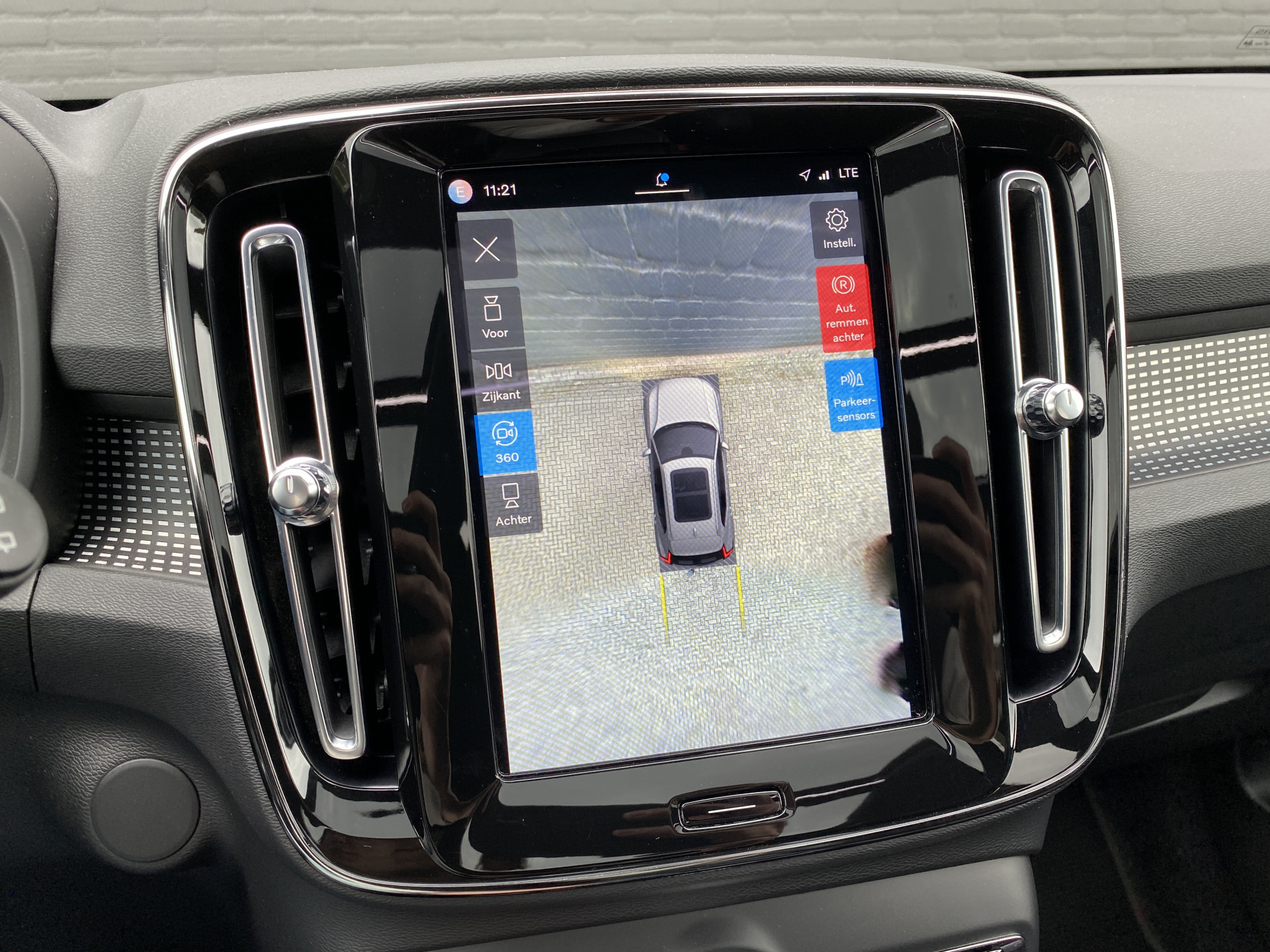 Volvo XC40 Recharge P8 AWD R-Design 408 pk | 1e eigenaar | dealer onderh. | panoramadak | trekhaak | 360 camera | stoelverw.