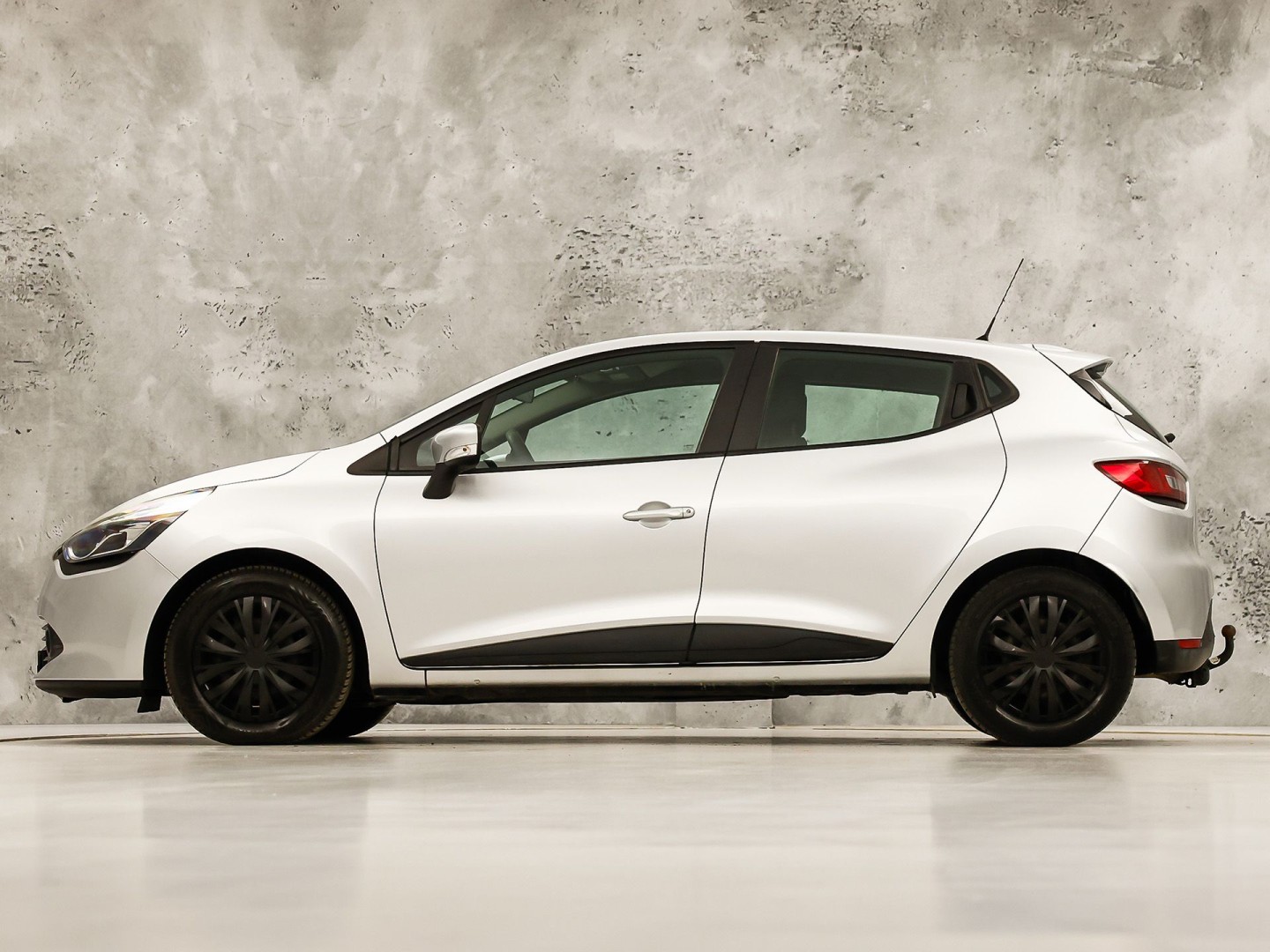 Renault Clio 0.9 TCe Sport (NAVIGATIE, CRUISE, TREKHAAK, SPORTSTOELEN, BLUETOOTH, NIEUWE APK, NIEUWSTAAT)
