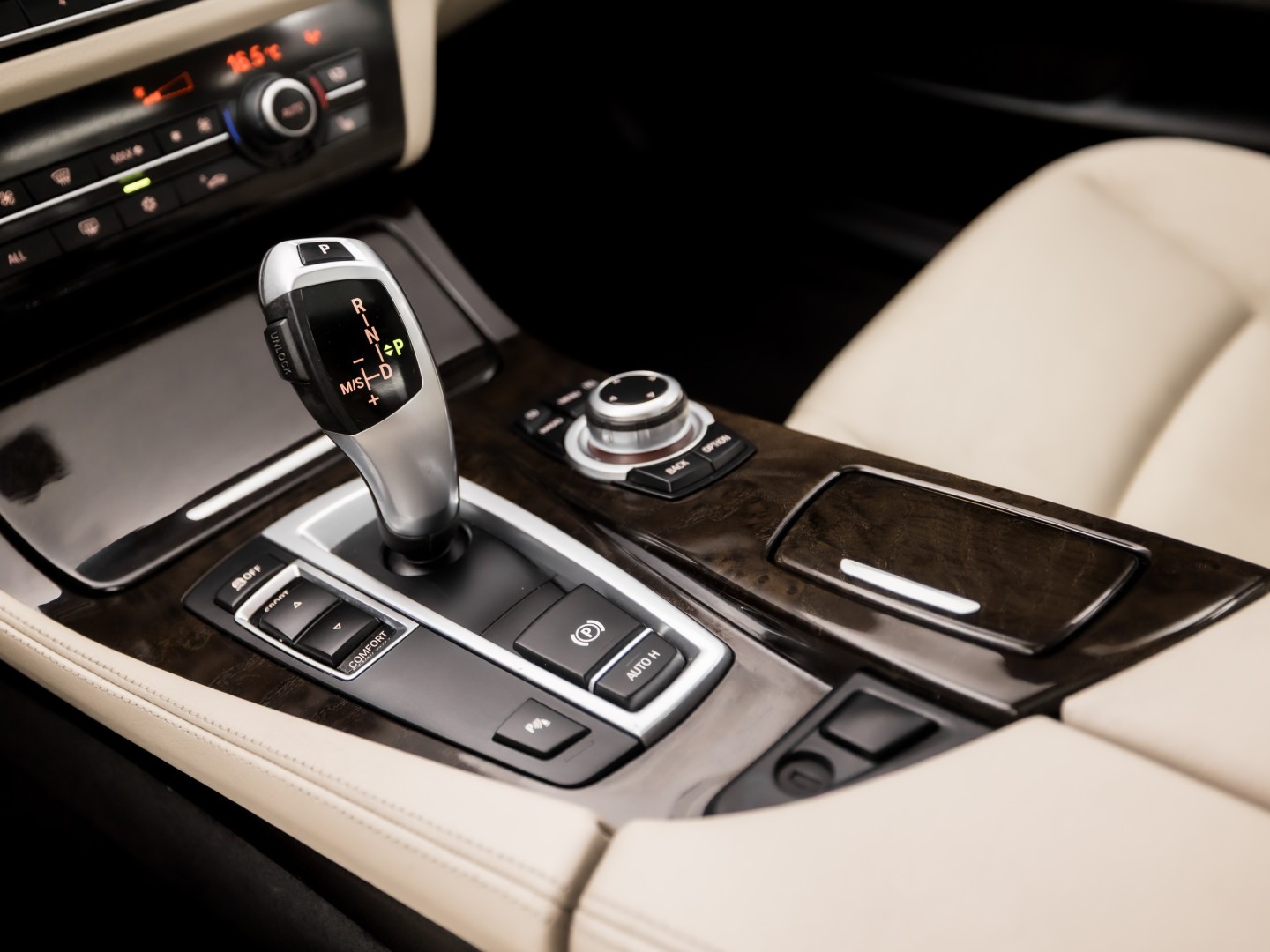BMW 5 Serie 528i High Executive 245Pk Automaat (SCHUIFDAK, GROOT NAVI, LEDER, GETINT GLAS, ELEK SPORTSTOELEN, ZWART HEMEL, STOELVERWARMING, PARKEERSENSOREN, XENON, NIEUWSTAAT)
