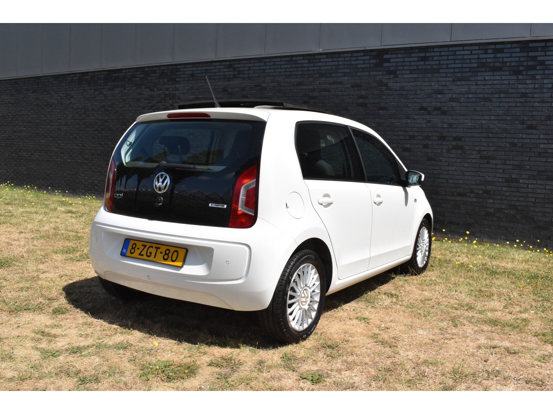 Volkswagen Up! 1.0 high up! BlueMotion Panodak Navigatie Pdc Lage km-stand