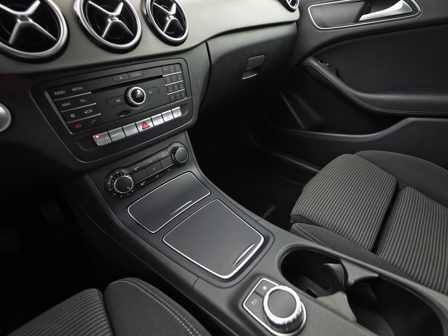 Mercedes-Benz B-klasse 180 Sport Automaat (GROOT NAVI, CAMERA, STOELVERWARMING, ZWART HEMEL, SPORTSTOELEN, CRUISE, KEYLESS START, NIEUWSTAAT)