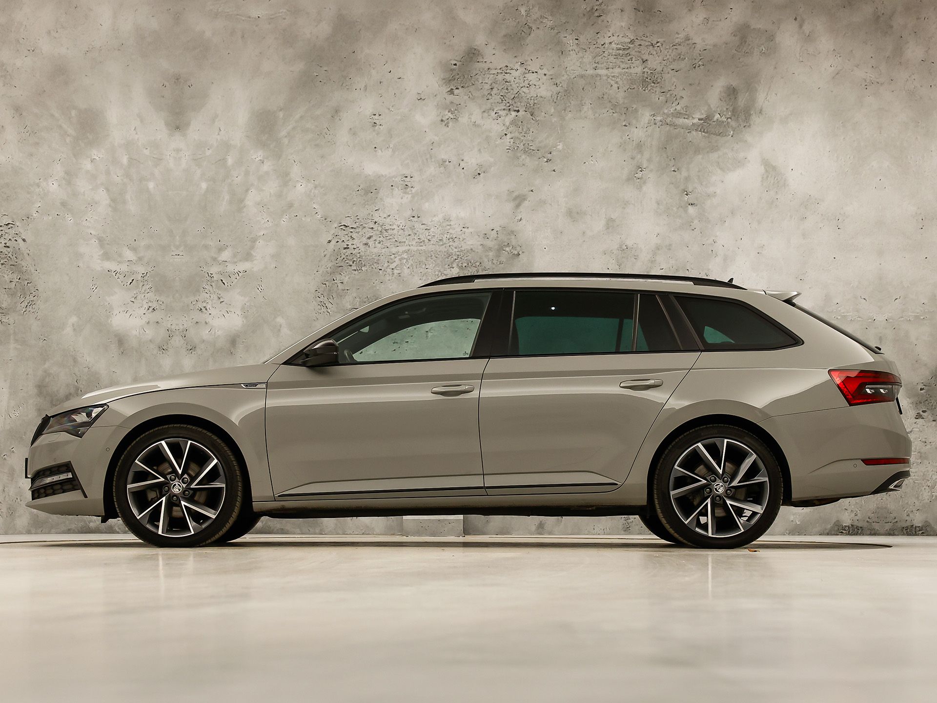 Škoda Superb Combi 1.4 TSI iV Sportline 218Pk Automaat (PANORAMADAK, 360 CAMERA, VIRTUAL COCKPIT, MEMORY SEATS, CANTON AUDIO, STOELVERWARMING, ADAPTIVE CRUISE, SFEERVERLICHTING, APPLE CARPLAY, NIEUWSTAAT)