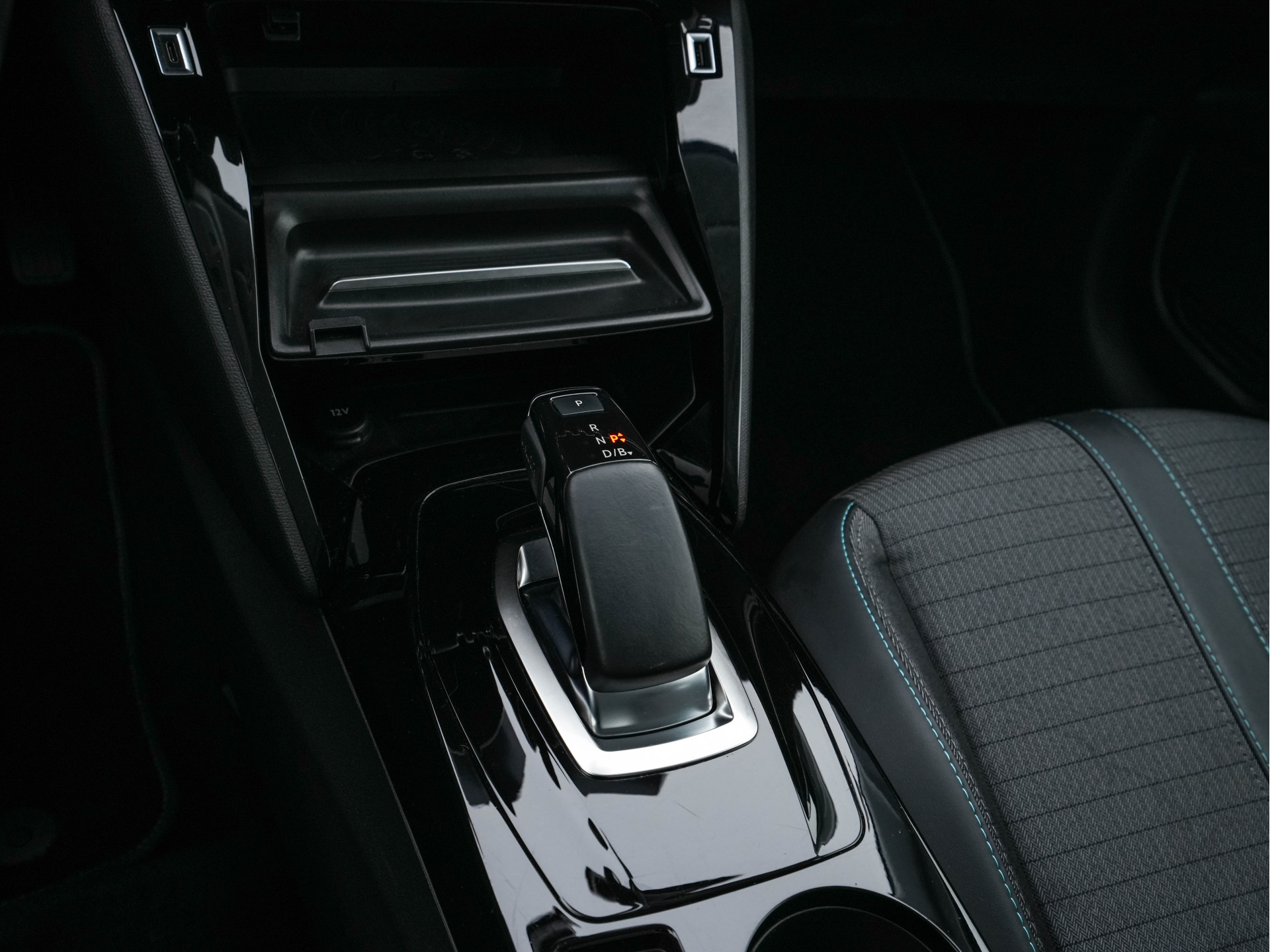 Peugeot e-208 EV Allure 50 kWh {SOH-91%} Aut *HEATPUMP | FULL-LED | DIGI-COCKPIT | BLINDSPOT | CAMERA | NAVI-FULLMAP | LANE-ASSIST | KEYLESS | DAB | CCS-FASTLOADER | TOPVIEW | AMBIENTLIGHT | PRIVACYGLASS | 17"ALU*