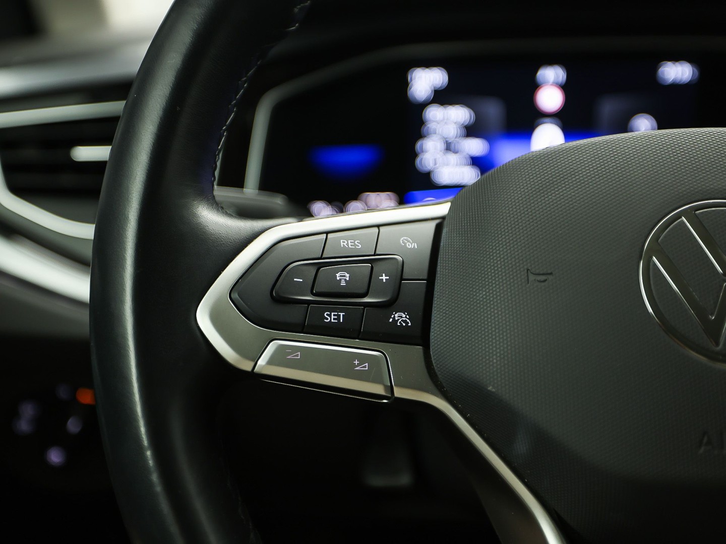 Volkswagen Polo 1.0 TSI Sport Automaat (VIRTUAL COCKPIT, APPLE CARPLAY, GROOT NAVI, CLIMATE, SPORTSTOELEN, LED KOPLAMPEN, GETINT GLAS, PARKEERSENSOREN, NIEUWSTAAT)