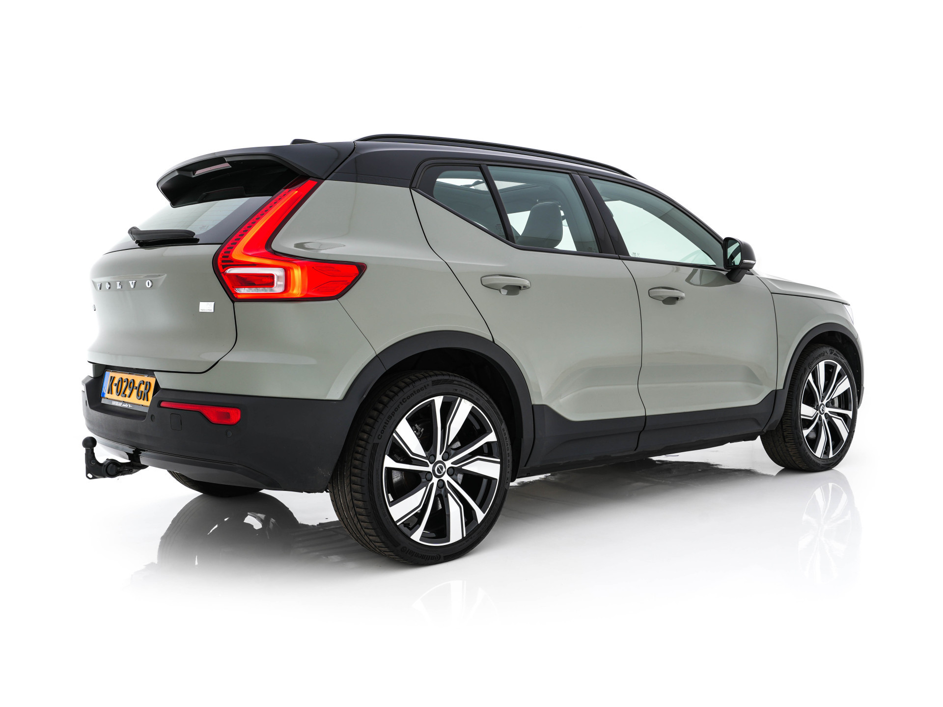 Volvo XC40 Recharge P8 AWD R-Design [ 3-Fase-11kW ] {SOH-90%} (INCL-BTW) Aut. *PANO | LEATHER-ALCANTARA | ADAPTIVE-CRUISE | DIGI-COCKPIT | FULL-LED | HARMAN/KARDON | CAMERA | NAVI-FULLMAP | ECC | PDC | KEYLESS | HEATED-SPORTSEATS | TOWBAR | 20''ALU*