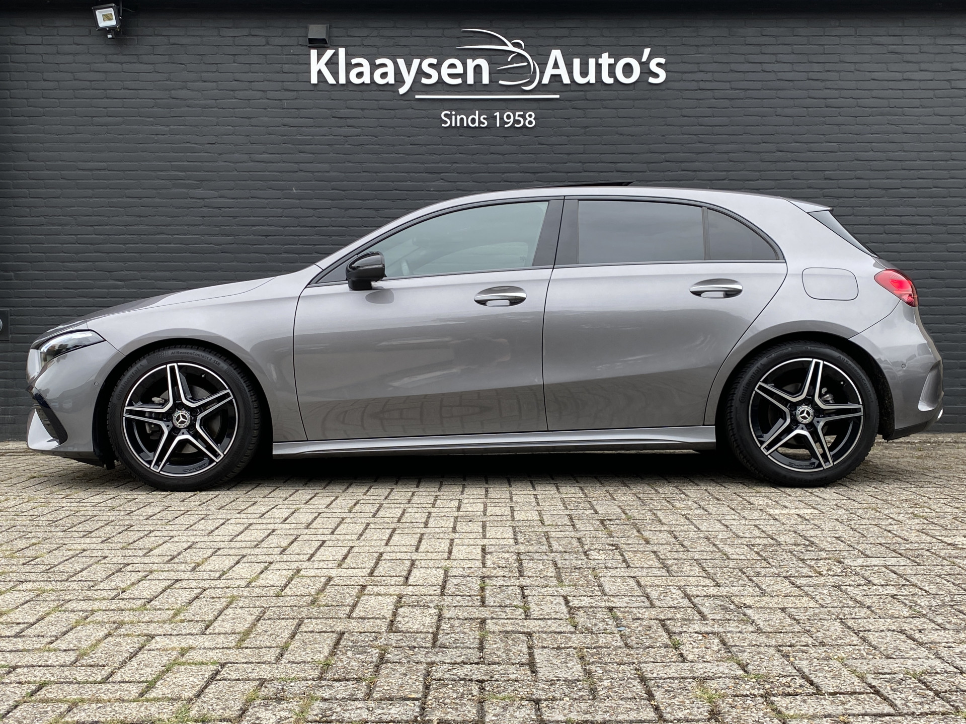 Mercedes-Benz A-klasse 180 AMG Line AUT. | 1e eigenaar | dealer onderh. | panoramadak | camera | night pakket | sfeerverlichting