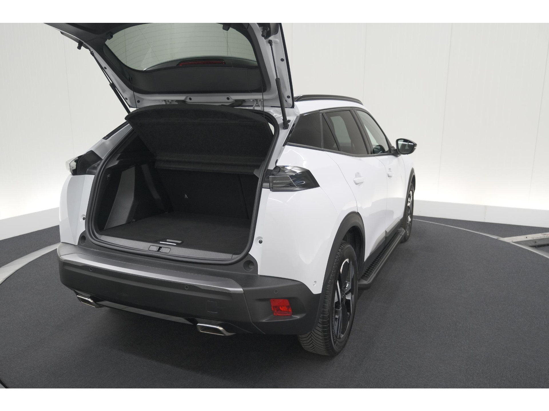 Peugeot 2008 PureTech 130 EAT8 Allure | Allseason banden | 360 Camera | Dodehoekdetectie | Apple Carplay | Stoelverwarming