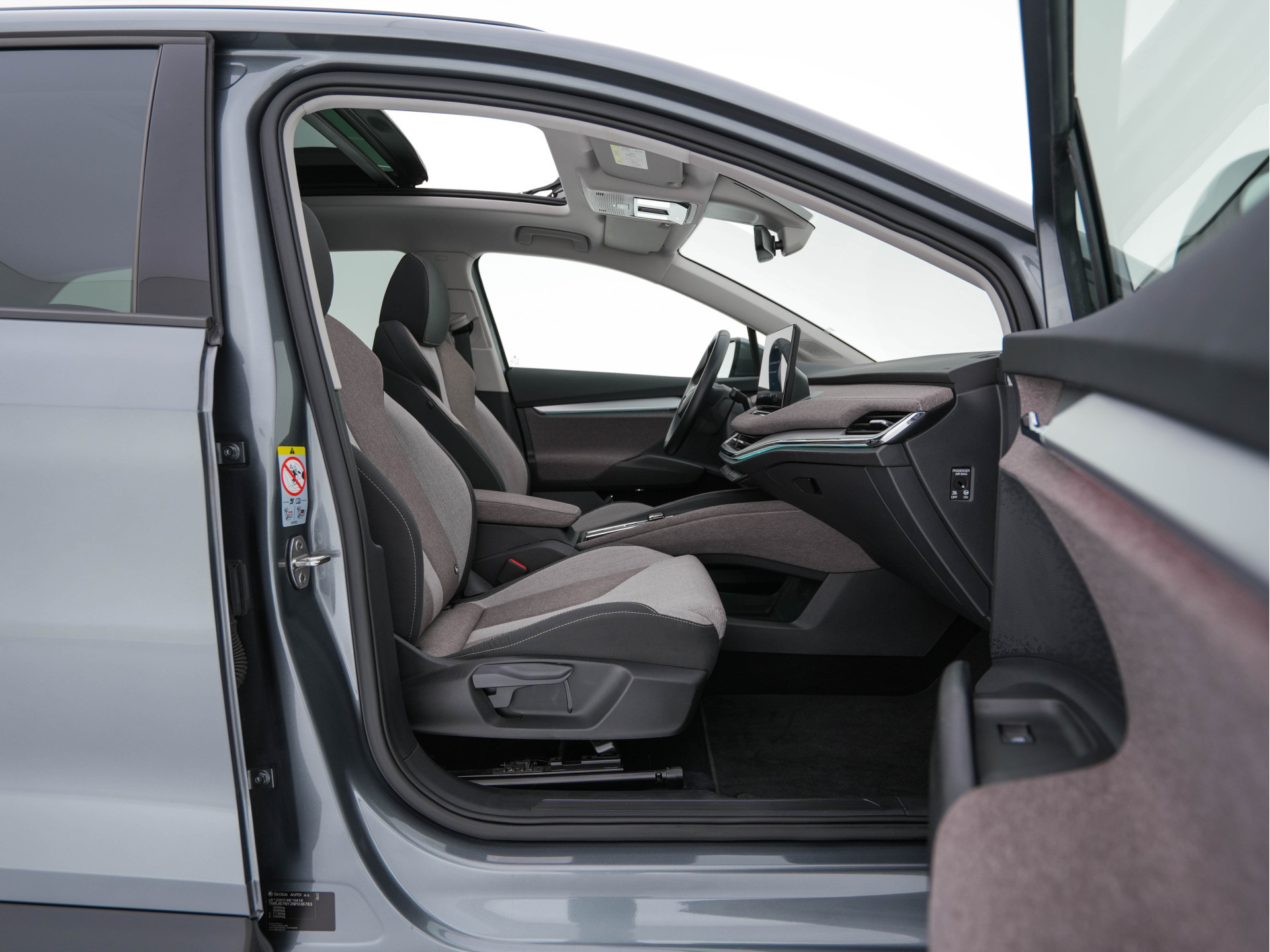 ŠKODA Enyaq iV 60 [ 3-Fase ] {SOH-87%} (INCL-BTW) *PANO | FULL-LED | DIGI-COCKPIT | CAMERA | KEYLESS | NAVI-FULLMAP | PRIVACY-GLASS | AMBIENT-LIGHT | ECC | COMFORT-SEATS | DAB + | PDC | CRUISE | CARPLAY | TOWBAR | 19 "ALU*