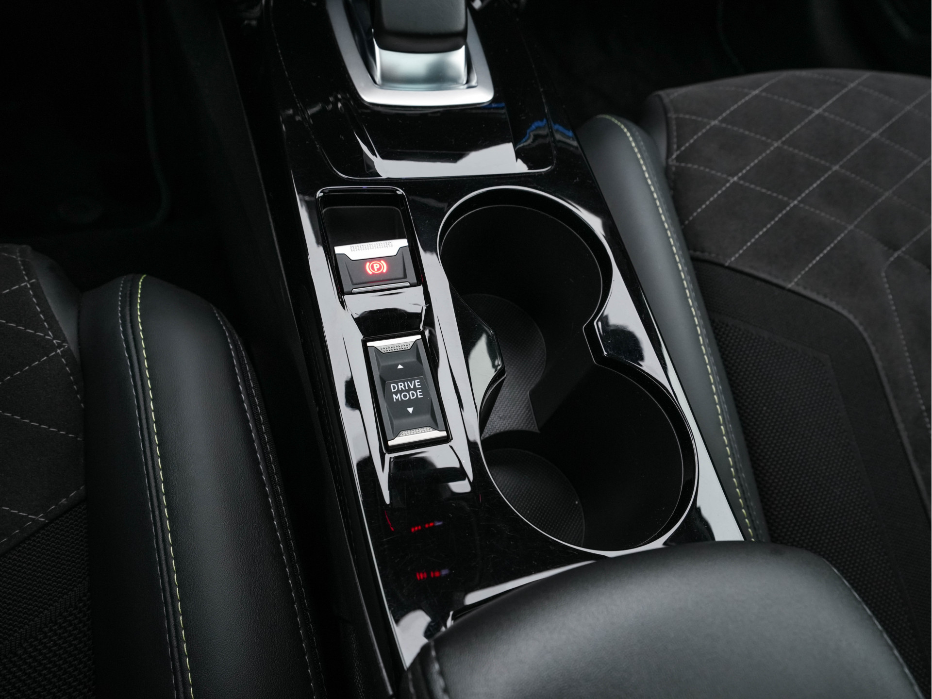 Peugeot e-208 EV GT Pack 50 kWh (3-Fase-11kW) {SOH-86%} (INCL-BTW) *HEATPUMP | PANO | FULL-LED | DIGI-COCKPIT | BLINDSPOT | CAMERA | LEATHER-ALCANTARA | AMBIENTLIGHT | NAVI-FULLMAP | LANE-ASSIST | KEYLESS | DAB | CCS-FASTLOADER | HEATED-SPORTSEATS