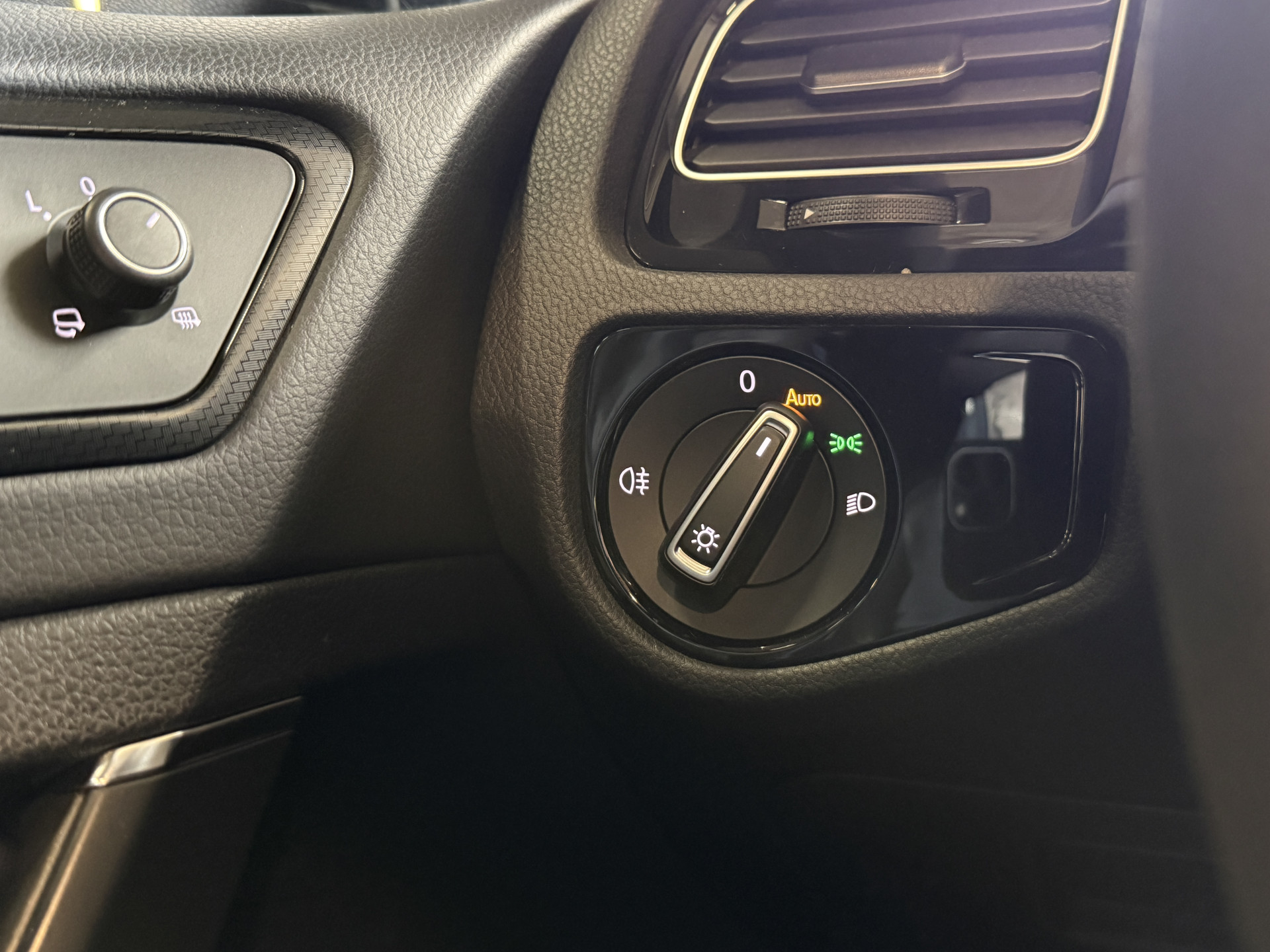 Volkswagen Golf 2.0 TSI R 4Motion | Camera | Panoramadak | 300PK | Stoelverwarming | Leder