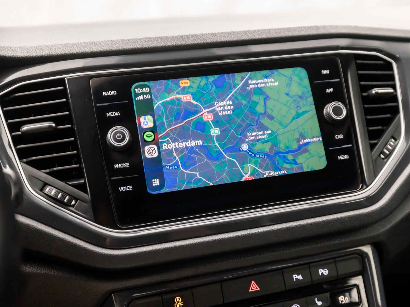 Volkswagen T-Roc 2.0 TSI 4Motion Sport R 190Pk Automaat (VIRTUAL COCKPIT, APPLE CARPLAY, STUUR/STOELVERWARMING, CAMERA, SPORTSTOELEN, GETINT GLAS, ELEK ACHTERKLEP, KEYLESS, NIEUWSTAAT)