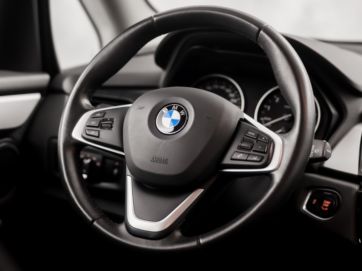 BMW 2 Serie 220i High Executive 7 Persoons 192Pk Automaat (NAVIGATIE, 4 CILINDER, 1e EIGENAAR, CLIMATE, GETINT GLAS, PARKEERSENSOREN, SPORTSTOELEN, CRUISE, NIEUWE APK, NIEUWSTAAT)
