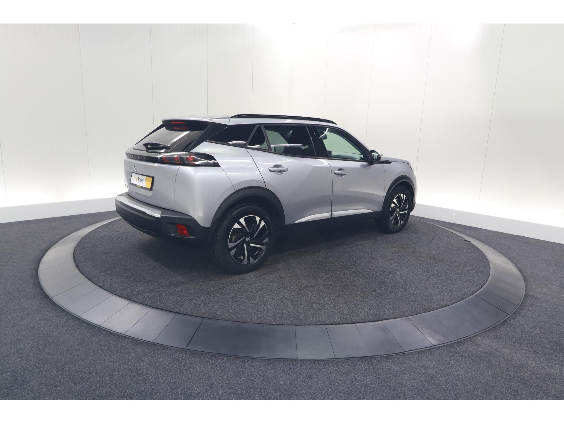 Peugeot e-2008 EV Allure 50 kWh | SOH=96.7 % | 3 Fase Laadfunctie | Camera | Navigatie | Parkeersensoren | Apple Carplay