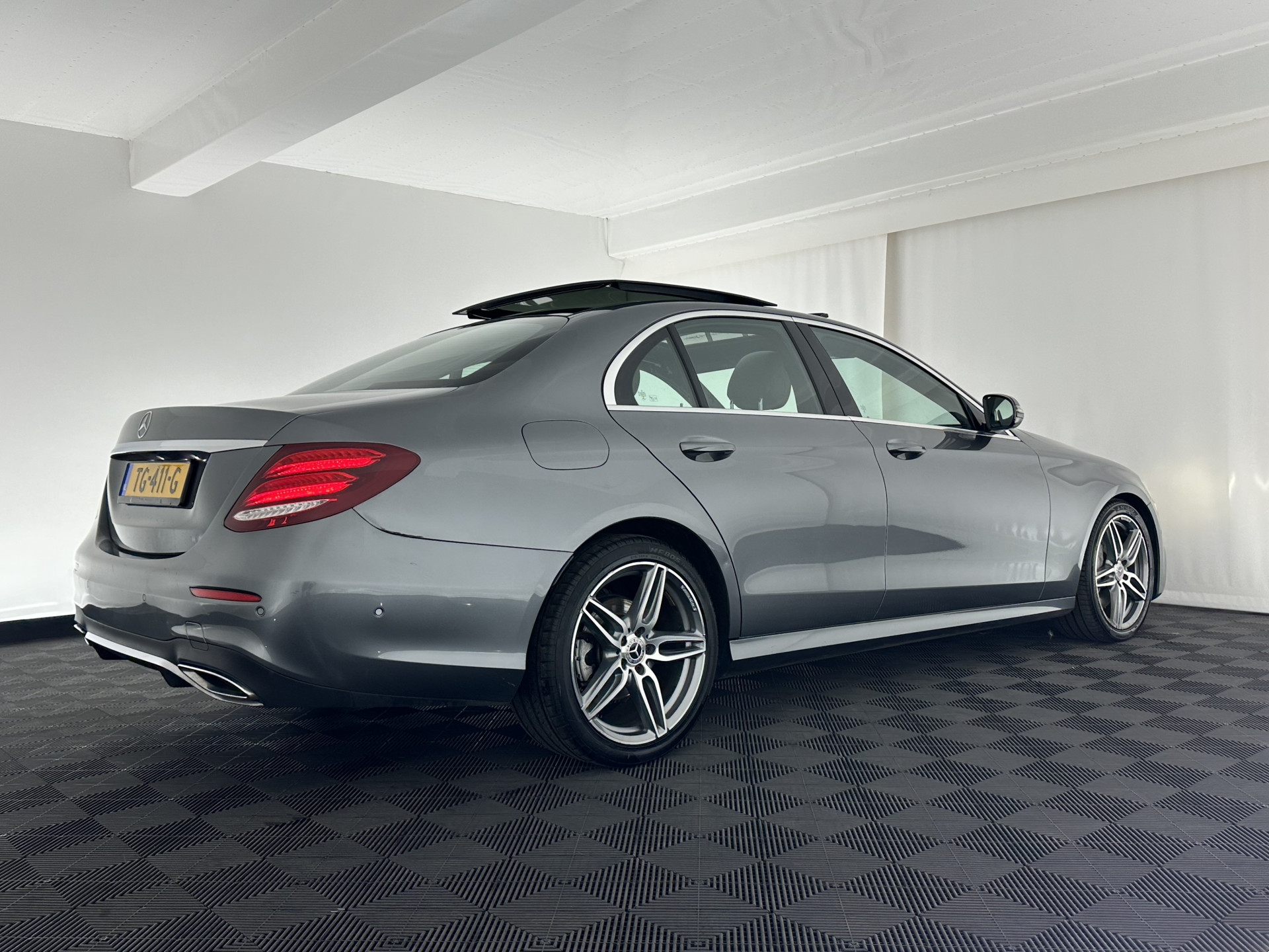 Mercedes-Benz E-klasse 220 d AMG-Line (INCL-BTW ) Aut. *PANO | FULL-LED | LEATHER-MICROFIBRE | WIDE-SCREEN-DIGI-COCKPIT | NAVI-FULLMAP | AMBIENT-LIGHT | HEATED-SPORTSEATS | ECC | SHIFT-PADLLES | PDC | CRUISE | 19"ALU*