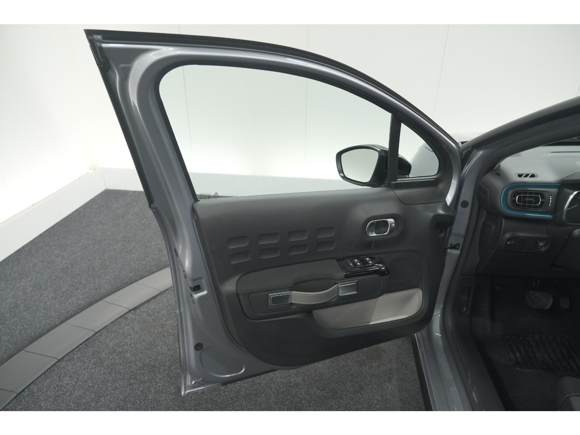 Citroen C3 PureTech 110 EAT6 Shine | Camera | Navigatie | Parkeersensoren | Apple Carplay | 17 Inch Lichtmetalen Velgen