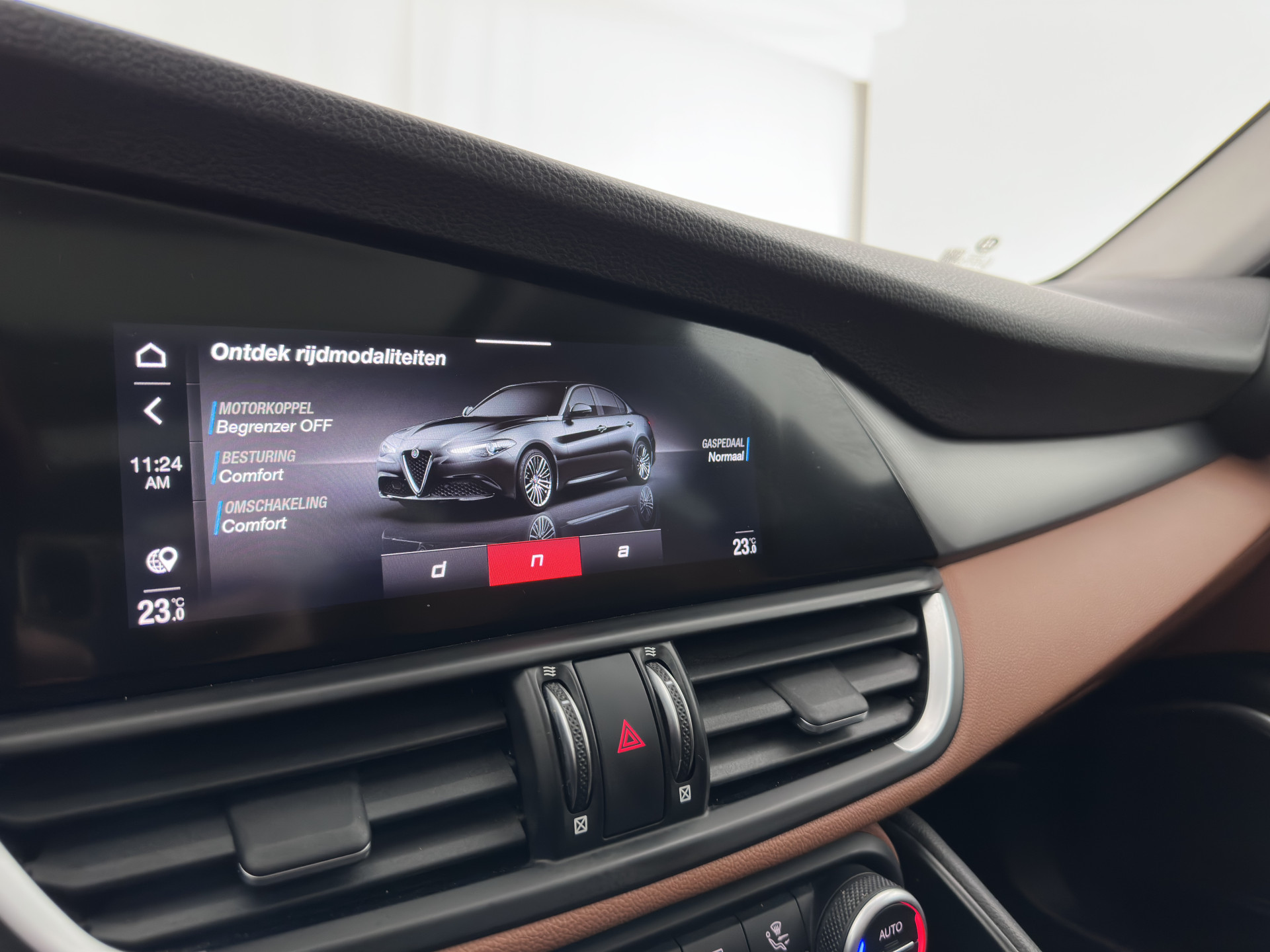 Alfa Romeo Giulia 2.0T Sprint (INCL-BTW) Aut. *PANO | LEATHER-FABRIC | XENON | ADAPTIVE-CRUISE | BLIND-SPOT | SPORTSEATS | CAMERA | NAVI-FULLMAP | DAB+ | SHIFT-PADDLES | PRIVACY-GLASS | LANE-ASSIST | BLINDSPOT | KEYLESS |