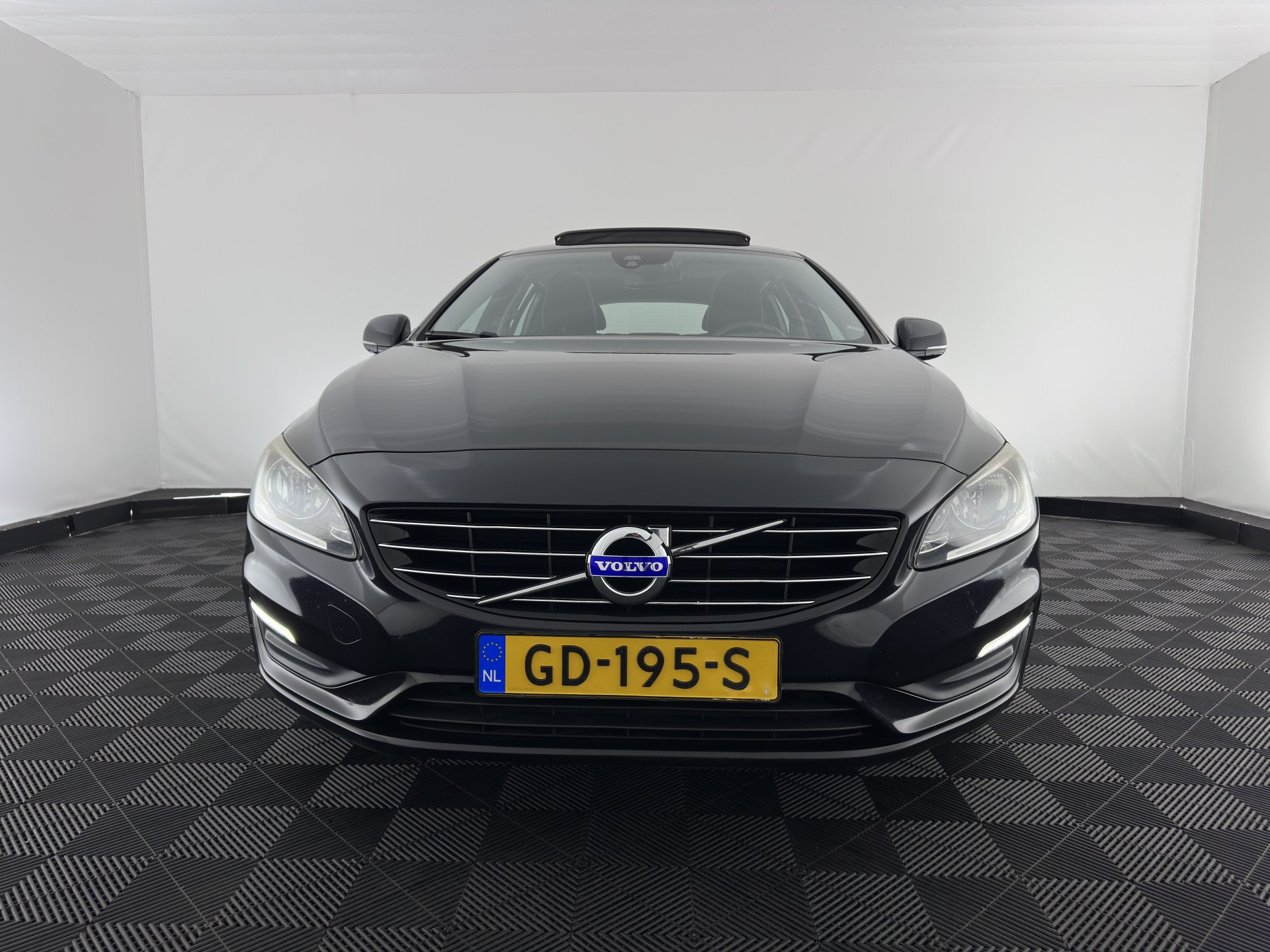 Volvo V60 2.4 D6 AWD Plug-In Hybrid Momentum Aut. *PANO | LEATHER-FABRIC | NAVI-FULLMAP | HEATED-COMFORTSEATS | ECC | PDC | CRUISE | TOWBAR | 17''ALU*