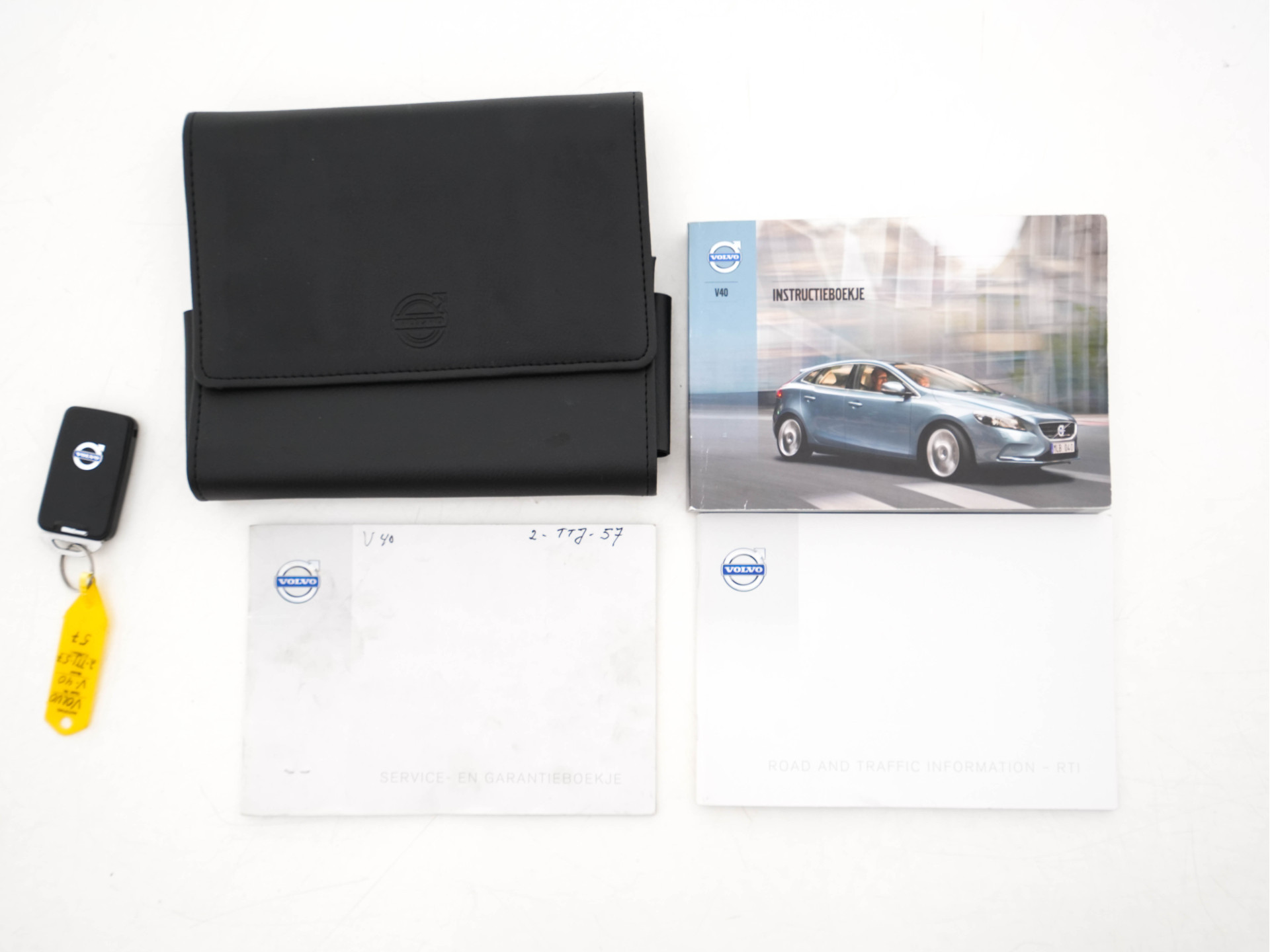 Volvo V40 1.6 T3 R-Design *NAVI-FULLMAP | LEATHER-ALCANTARA | ECC | PDC | CRUISE | SPORT-SEATS | TOWBAR | 17''ALU*