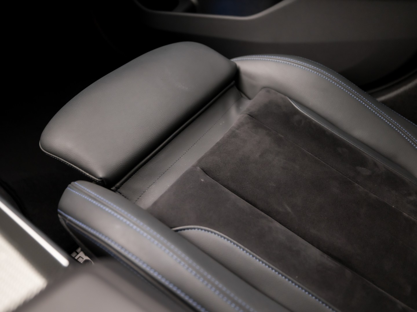 BMW 3 Serie 330e M Sport High Executive 292Pk Automaat (PANORAMADAK, M PAKKET, APPLE CARPLAY, CAMERA, LEDER/ALCANTARA, SFEERVERLICHTING, GETINT GLAS, ELEK ACHTERKLEP, STOELVERWARMING, NIEUWSTAAT)