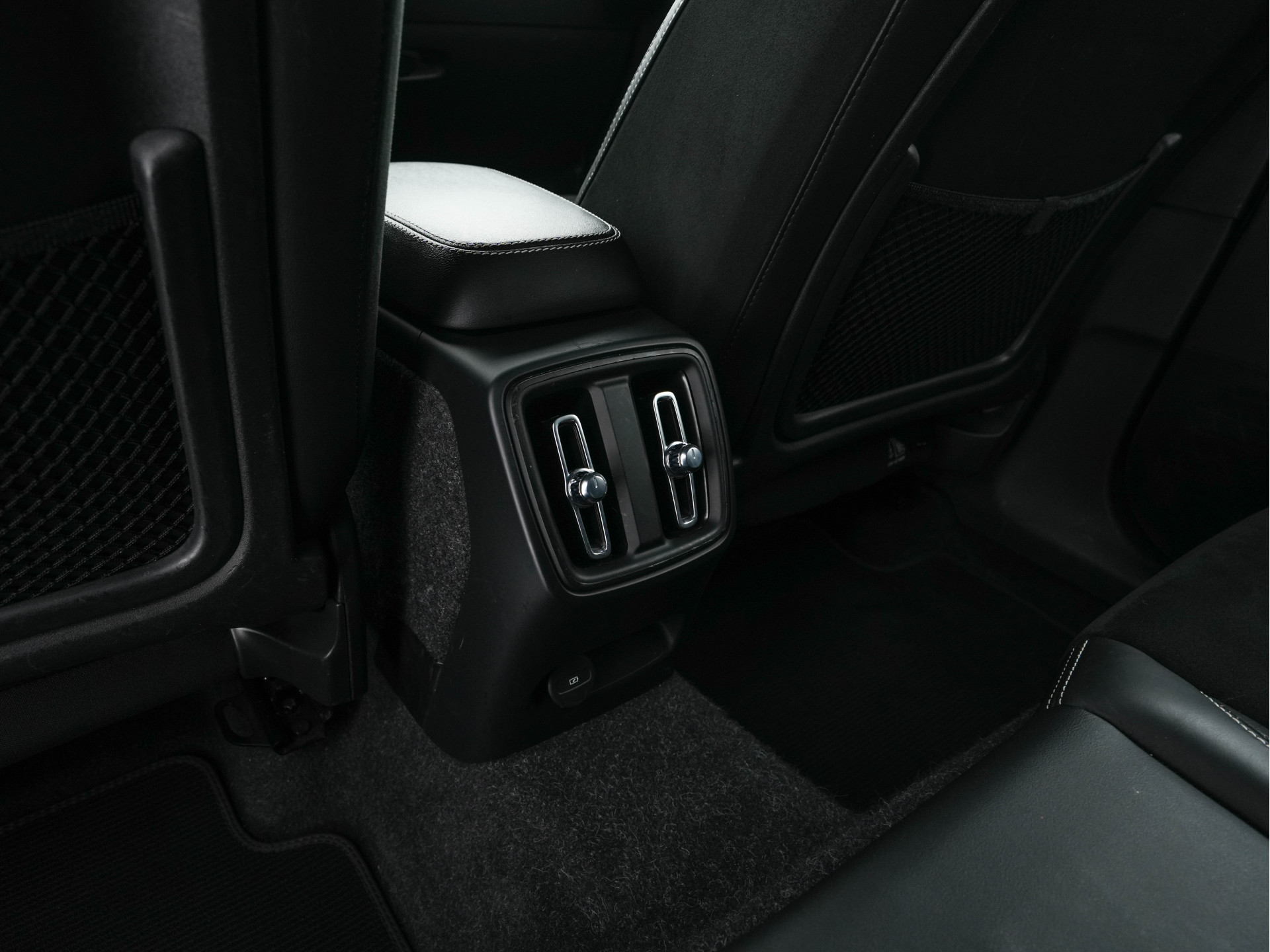 Volvo XC40 Recharge P8 AWD R-Design [ 3-Fase ] {SOH-89%} (INCL-BTW) *LEATHER-ALCANTARA | DIGI-COCKPIT | FULL-LED | PREMIUM-AUDIO | TOP-VIEW | CARPLAY | NAVI-FULLMAP | ECC | PDC | KEYLESS | HEATED-SPORTSEATS | BLIS | PRIVACY-GLASS | TOWBAR | 19 "ALU