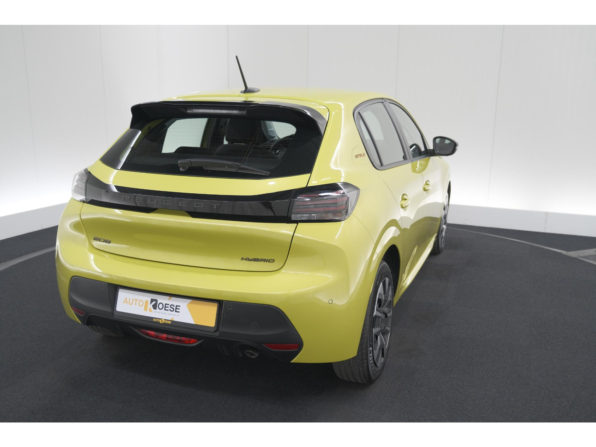 Peugeot 208 1.2 Hybrid 110 e-DCS6 Style | Parkeersensoren | Apple Carplay | Cruise Control | Airco
