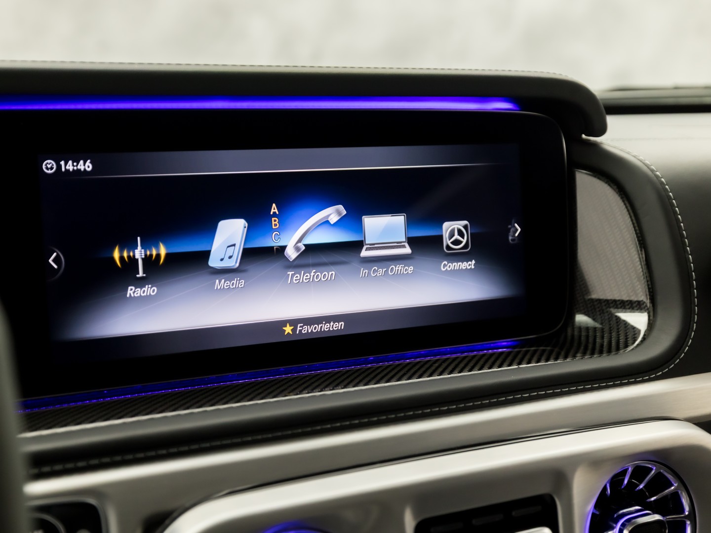 Mercedes-Benz G-Klasse 63 AMG 585Pk (SCHUIFDAK, CARBON PACK, ALCANTARA HEMEL, APPLE CARPLAY, BURMESTER, MASSAGE, STOELKOELING/VERWARMING, ADAPTIVE CRUISE, 360 CAMERA, SFEERVERLICHTING, TREKHAAK, NIEUWSTAAT)